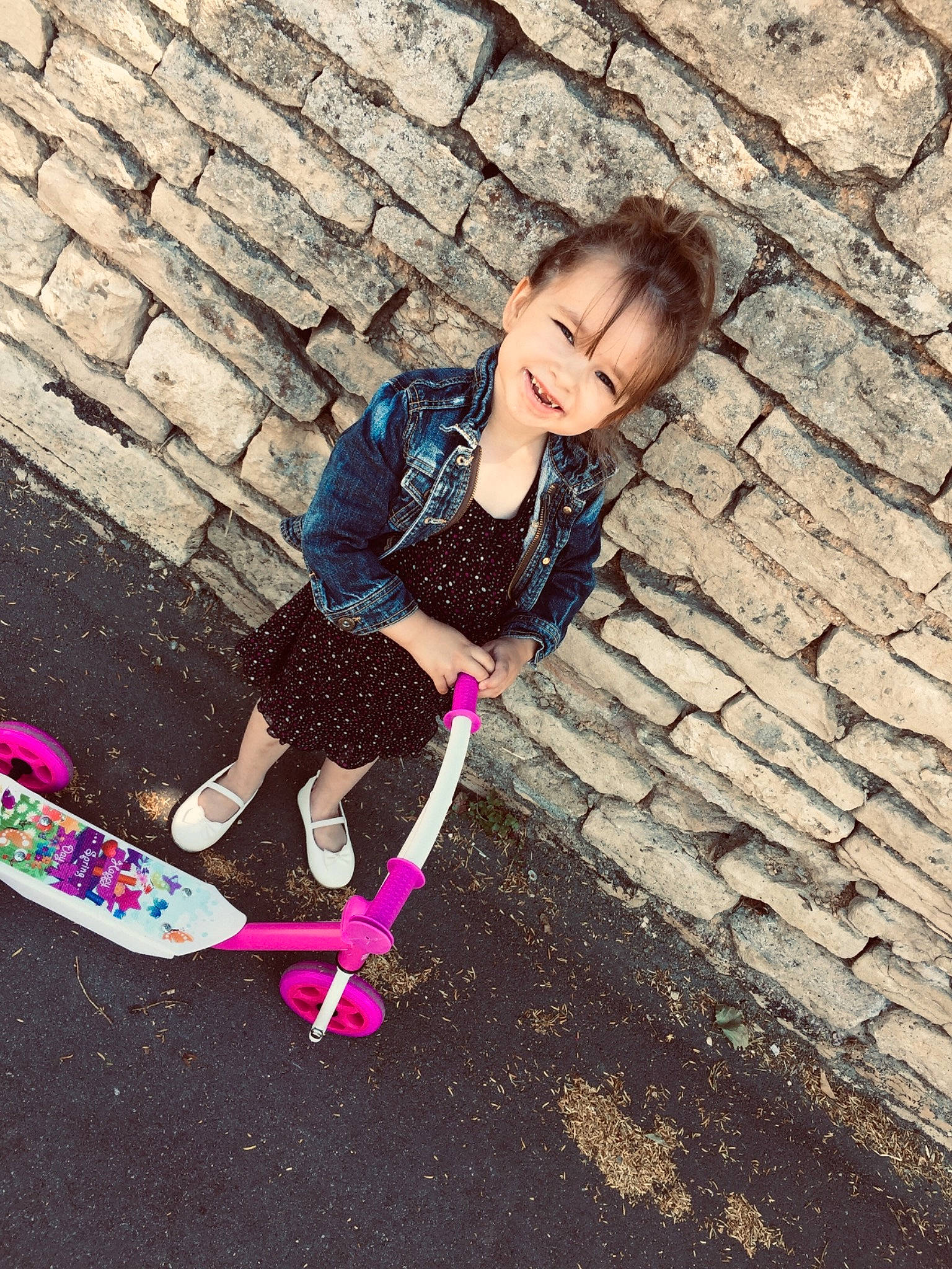 Kayline a rejoint le concours — aidez-le/la à gagner de superbes lots ! child, footwear, happy, joy, leg, leggings, person, pink, play, shoe, smile, toddler