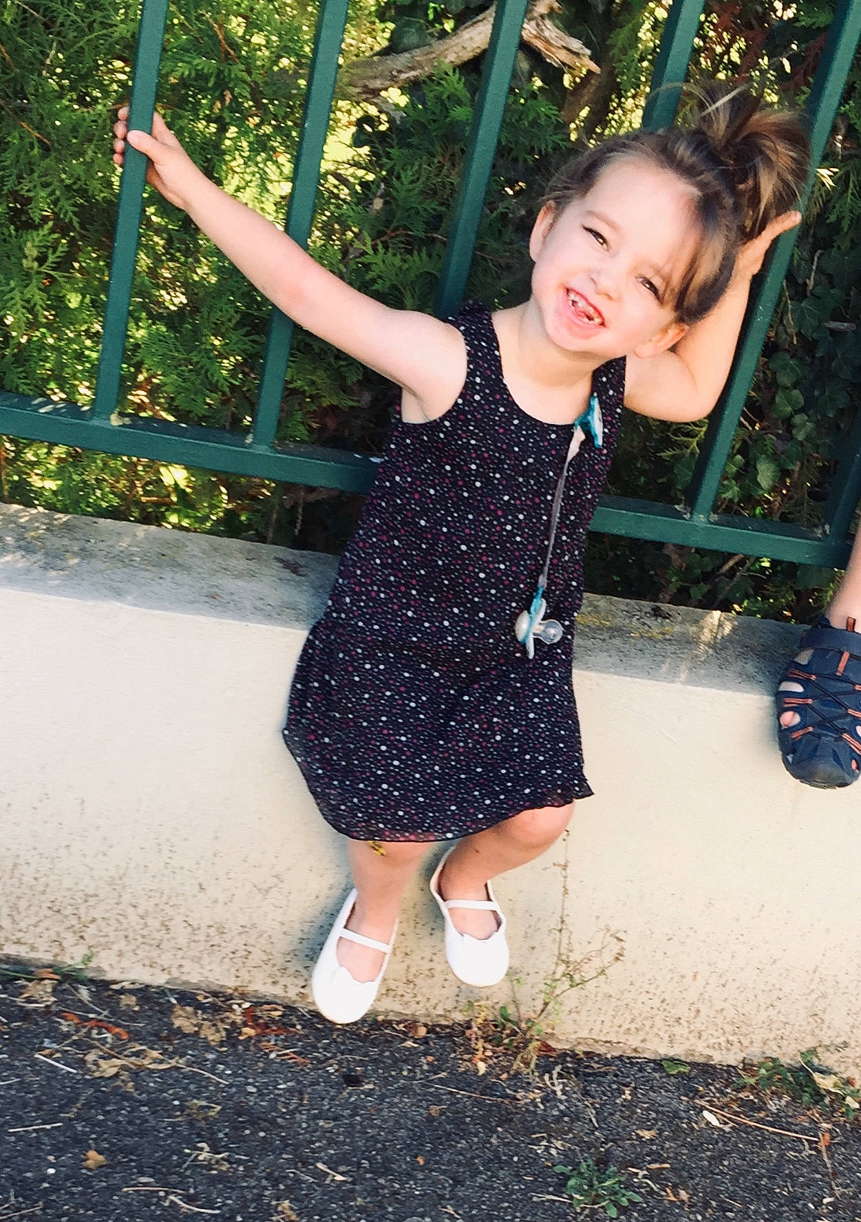 Kayline participe au concours pour gagner de l'argent avec cette photo : child, child_model, dress, happy, joy, leg, pattern, person, photography, plant, play, playground, shoe, smile, summer, swing, toddler, tree