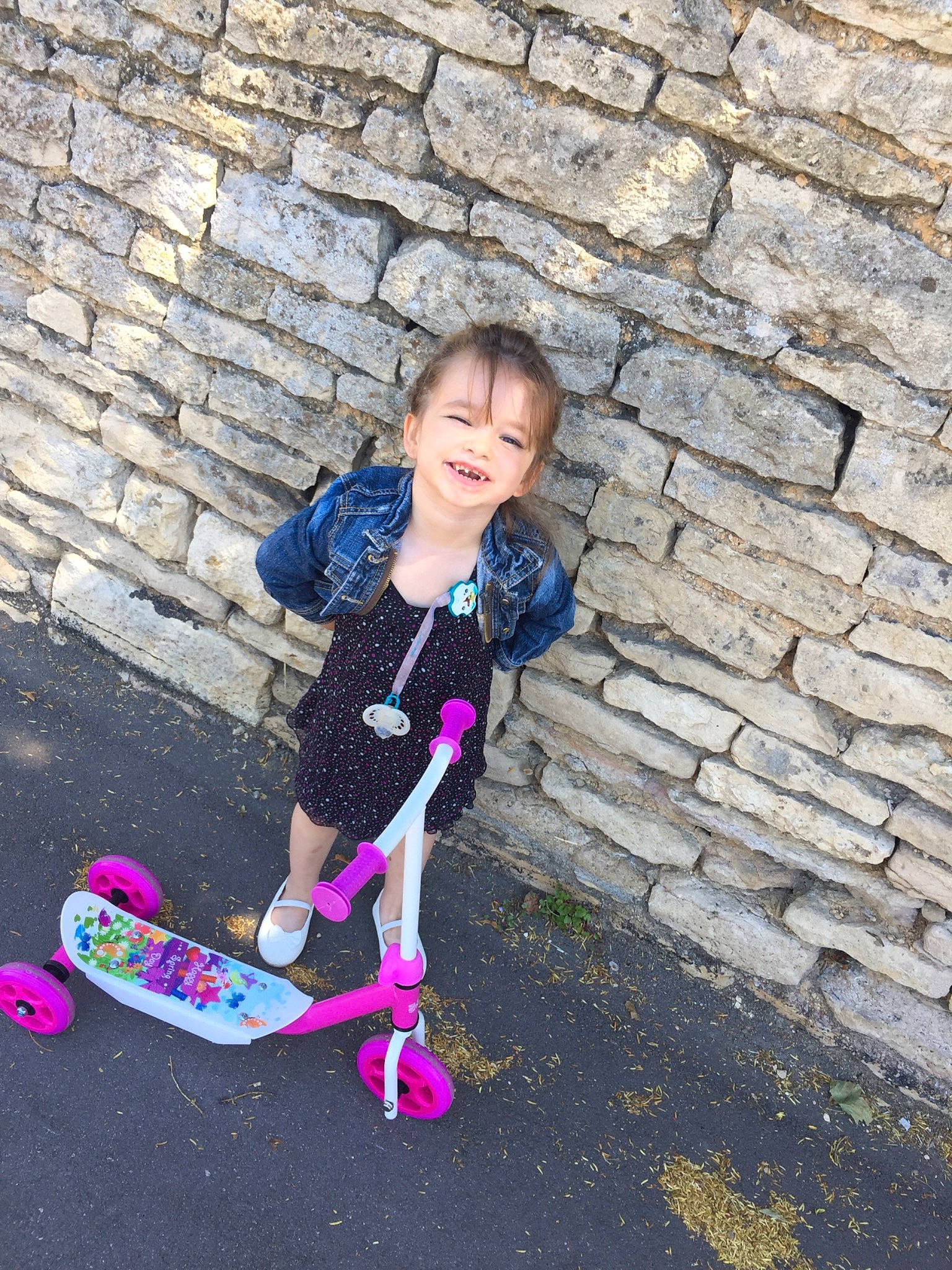 Kayline a rejoint le concours — aidez-le/la à gagner de superbes lots ! child, footwear, joy, kick_scooter, person, pink, play, toddler