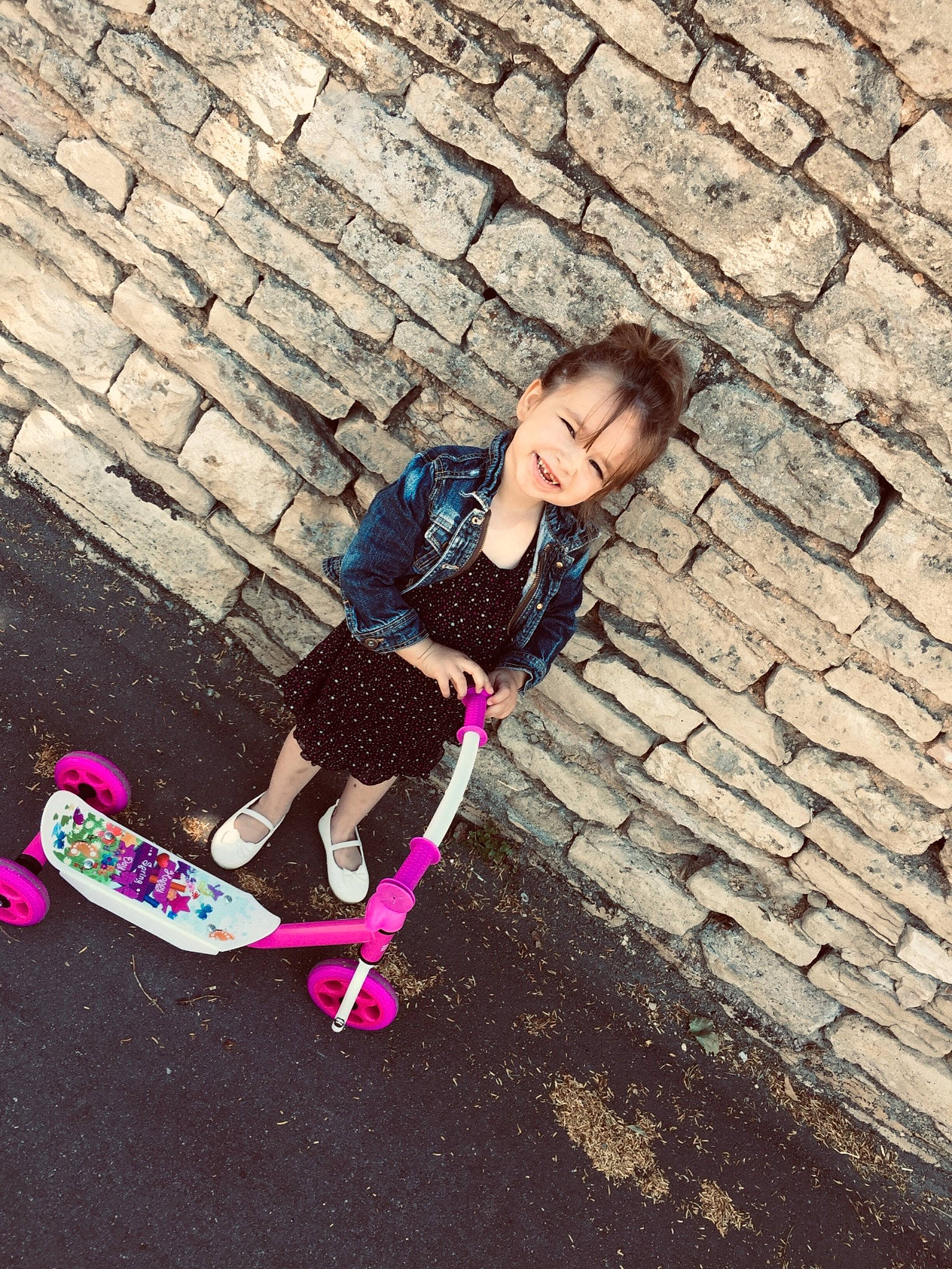 Kayline participe au concours pour gagner de l'argent avec cette photo : child, cool, footwear, fun, happy, joy, person, pink, play, recreation, shadow, shoe, skateboarder, sports_equipment