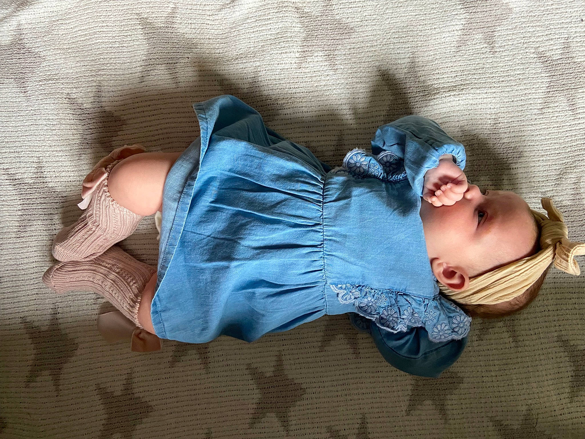 Amelie is registered to the contest to win money with this photo: baby, comfort, couch, denim, eye, glasses, grey, human_body, human_leg, linens, person, sitting, skin, sleeve, sunglasses, t_shirt, textile, thigh, toddler, tree