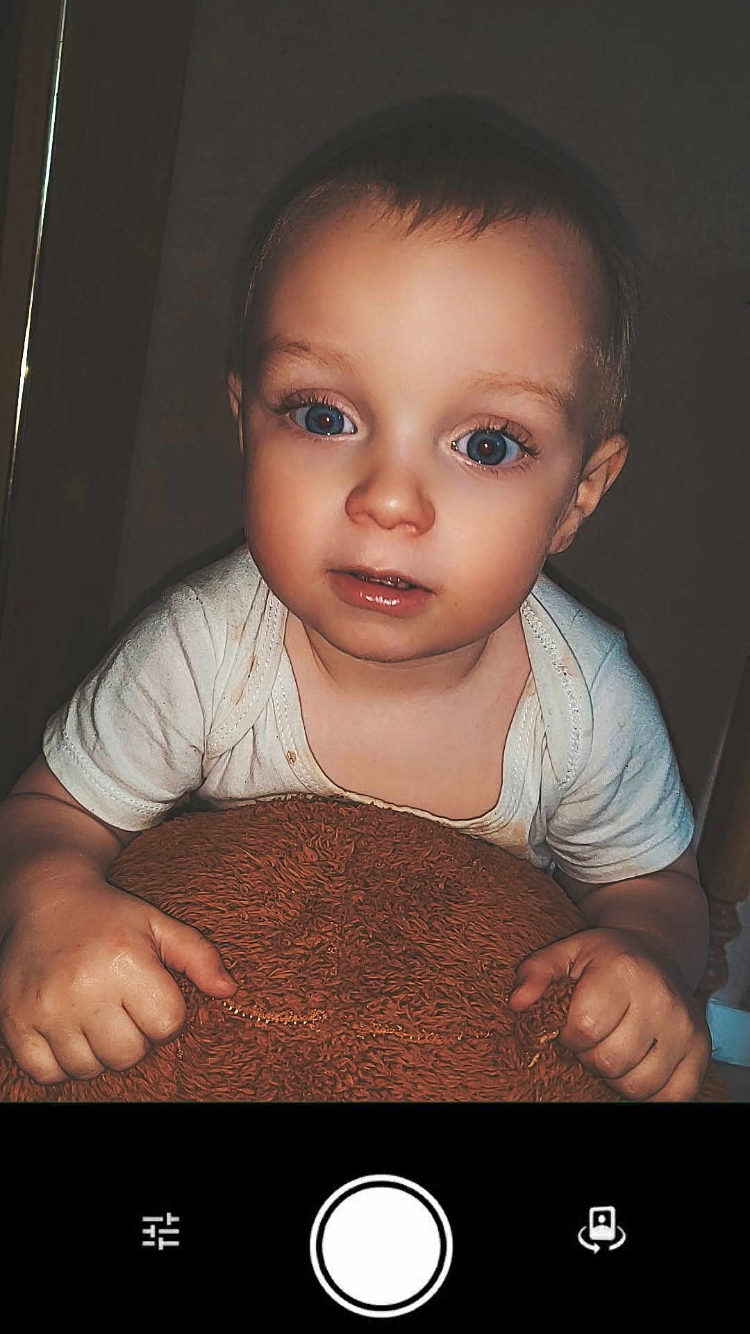 Emylio a rejoint le concours — aidez-le/la à gagner de superbes lots ! toddler, child, face, blue_eyes, hands, fuzzy_object, white_shirt, indoor, portrait, curious, close_up, baby, expression, skin, infant, young_child, person, camera_interface, front_camera, photography