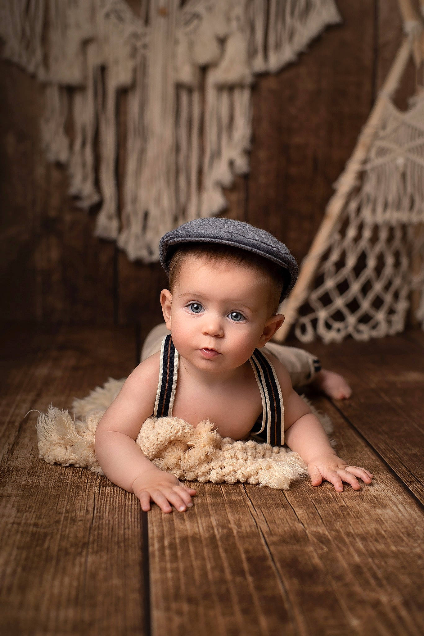 Timéo participe au concours pour gagner de l'argent avec cette photo : baby, baby_toddler_clothing, beauty, child, darkness, eye, flash_photography, flooring, foot, fun, grass, happy, hardwood, jewellery, monochrome, monochrome_photography, person, sitting, skin, toddler