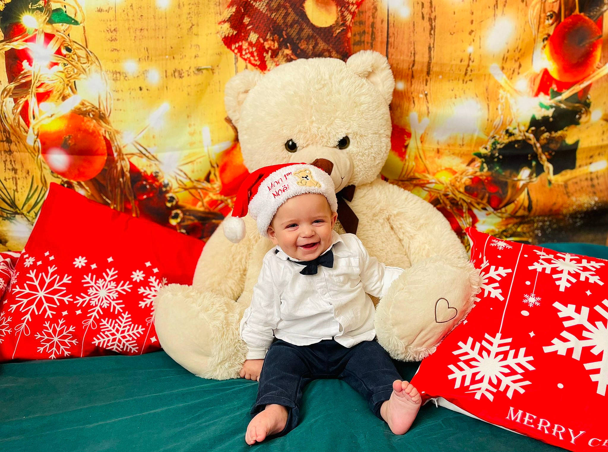 Timéo participe au concours pour gagner de l'argent avec cette photo : christmas, christmas_decoration, christmas_ornament, comfort, decoration, event, fun, green, happy, headwear, holiday, joy, lighting, ornament, people, person, photograph, red, smile, snapshot