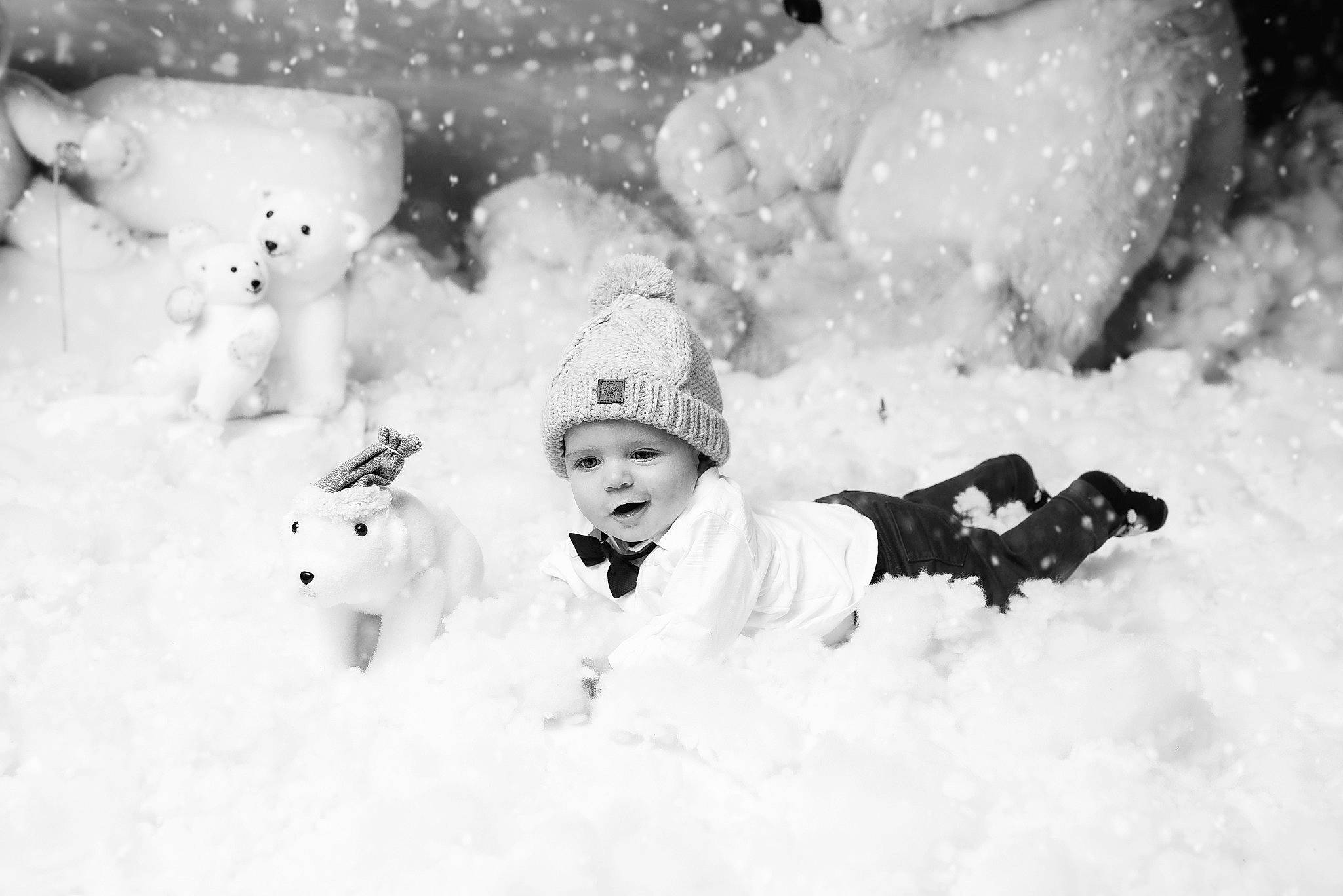 Timéo participe au concours pour gagner de l'argent avec cette photo : black_and_white, event, freezing, fun, fur, grass, happy, headwear, ice_cap, mammal, monochrome, monochrome_photography, people_in_nature, person, playing_in_the_snow, playing_with_kids, precipitation, recreation, snow, toddler