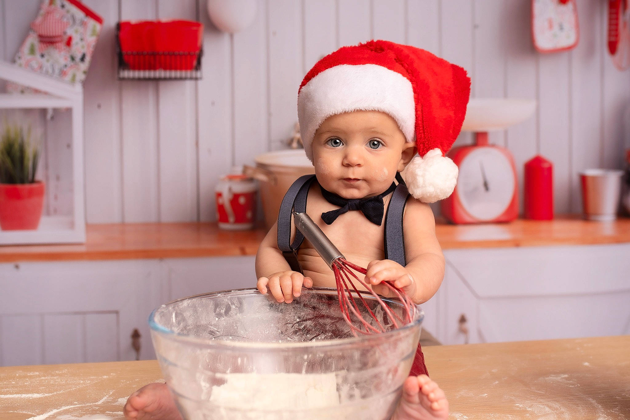 Timéo a rejoint le concours — aidez-le/la à gagner de superbes lots ! baby, child, cooking, costume_hat, countertop, cuisine, dish, event, flowerpot, fun, happy, hat, headwear, holiday, houseplant, kitchen, person, plant, room, santa_claus