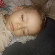 Lenny a rejoint le concours — aidez-le/la à gagner de superbes lots ! baby, blanket, child, closeup, clothing, cute, eyelashes, face, hair, head, indoors, infant, nap, pacifier, peaceful, person, resting, skin, sleeping, soft
