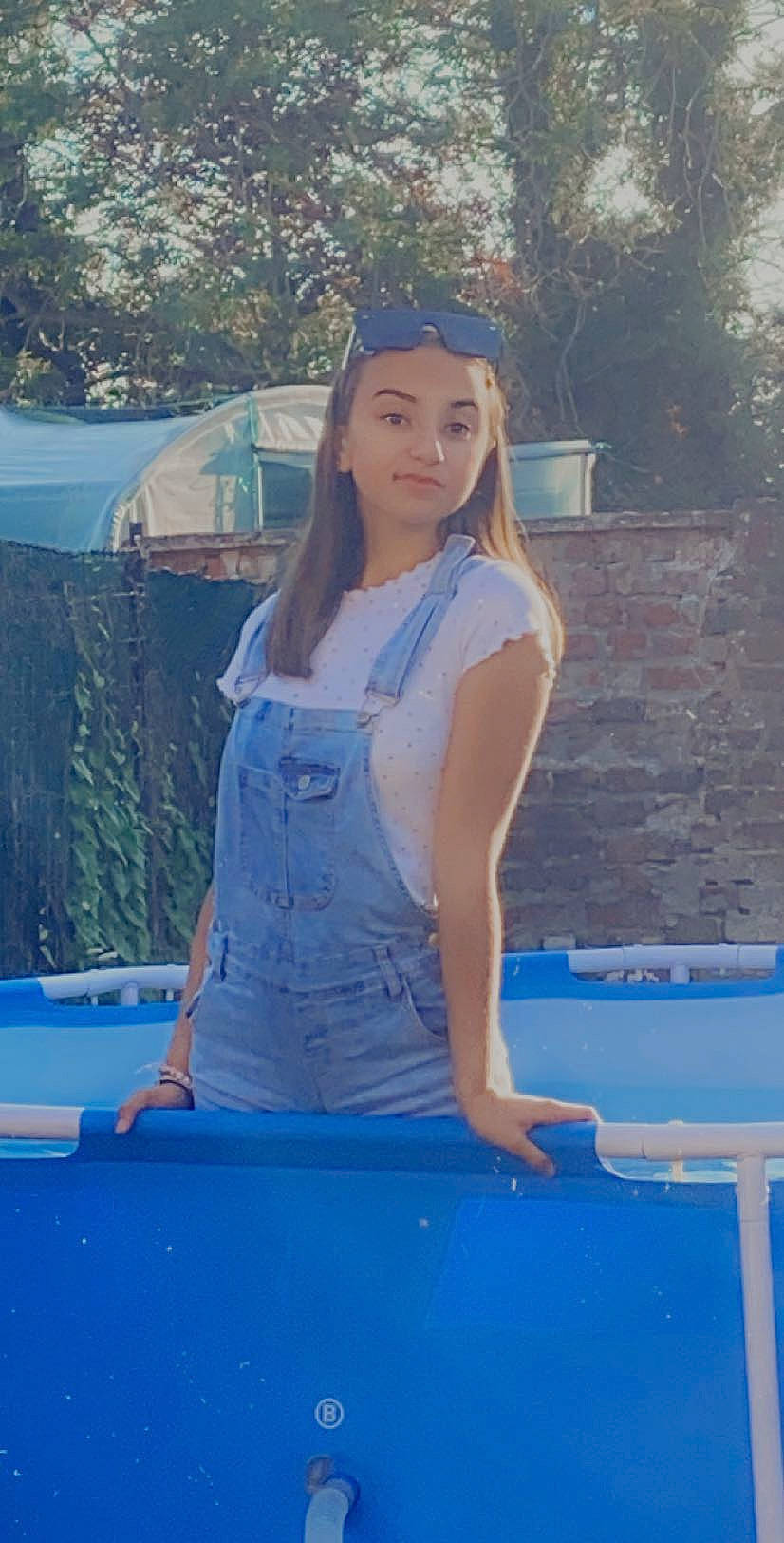 Milèna participe au concours pour gagner de l'argent avec cette photo : blue, denim, electric_blue, games, jeans, leg, leisure, long_hair, person, photo_shoot, photography, shoulder