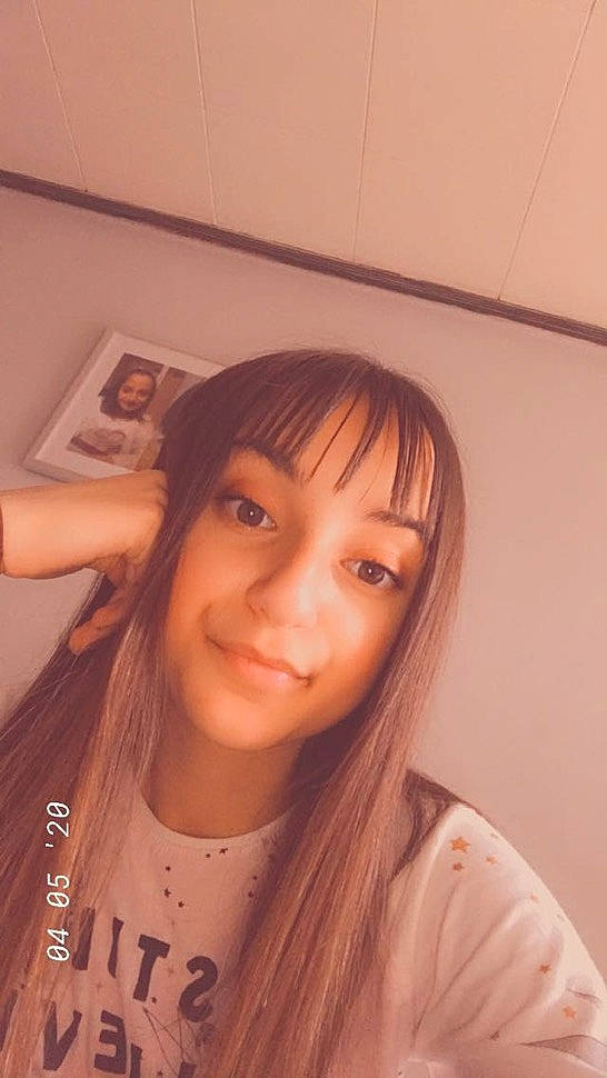 Milèna a rejoint le concours — aidez-le/la à gagner de superbes lots ! bangs, beauty, blurred, brown_hair, chin, eyebrow, face, forehead, hair, hair_coloring, hairstyle, head, hime_cut, jaw, joy, lip, long_hair, nose, person, photography