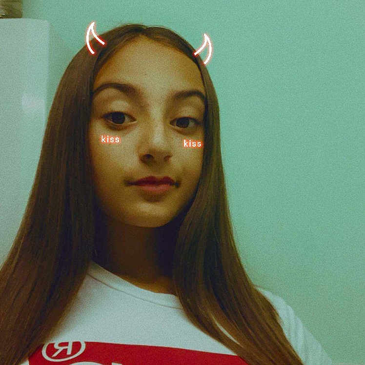 Milèna a rejoint le concours — aidez-le/la à gagner de superbes lots ! beauty, black_hair, chin, ear, eyebrow, face, forehead, hair, hair_accessory, hairstyle, head, jaw, lip, long_hair, neck, nose, selfie, skin, smile, t_shirt