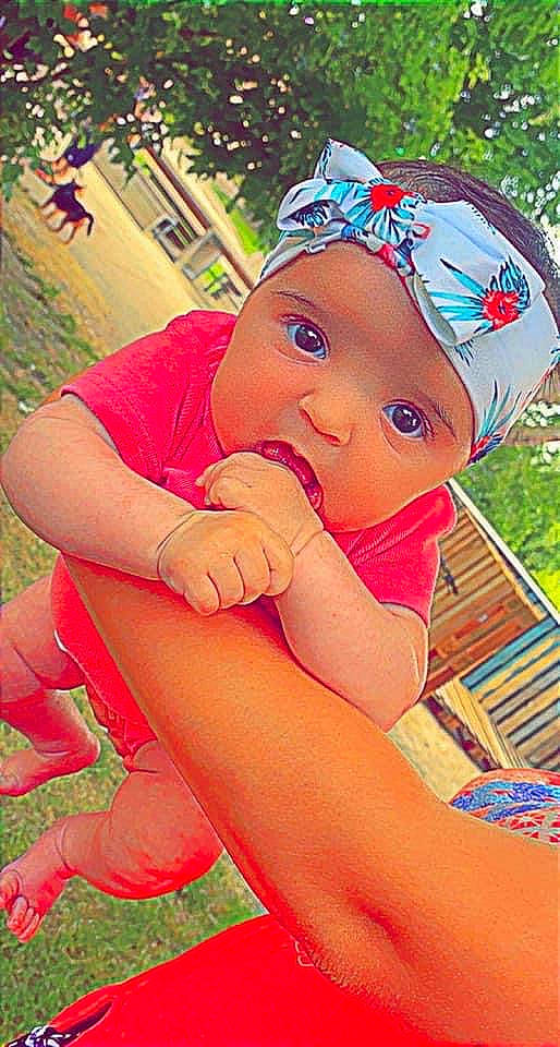 Lilia a rejoint le concours — aidez-le/la à gagner de superbes lots ! baby, baby_toddler_clothing, child, costume_hat, finger, fun, grass, happy, hat, headwear, human_leg, leisure, magenta, party_supply, people_in_nature, person, pink, plant, recreation, skin