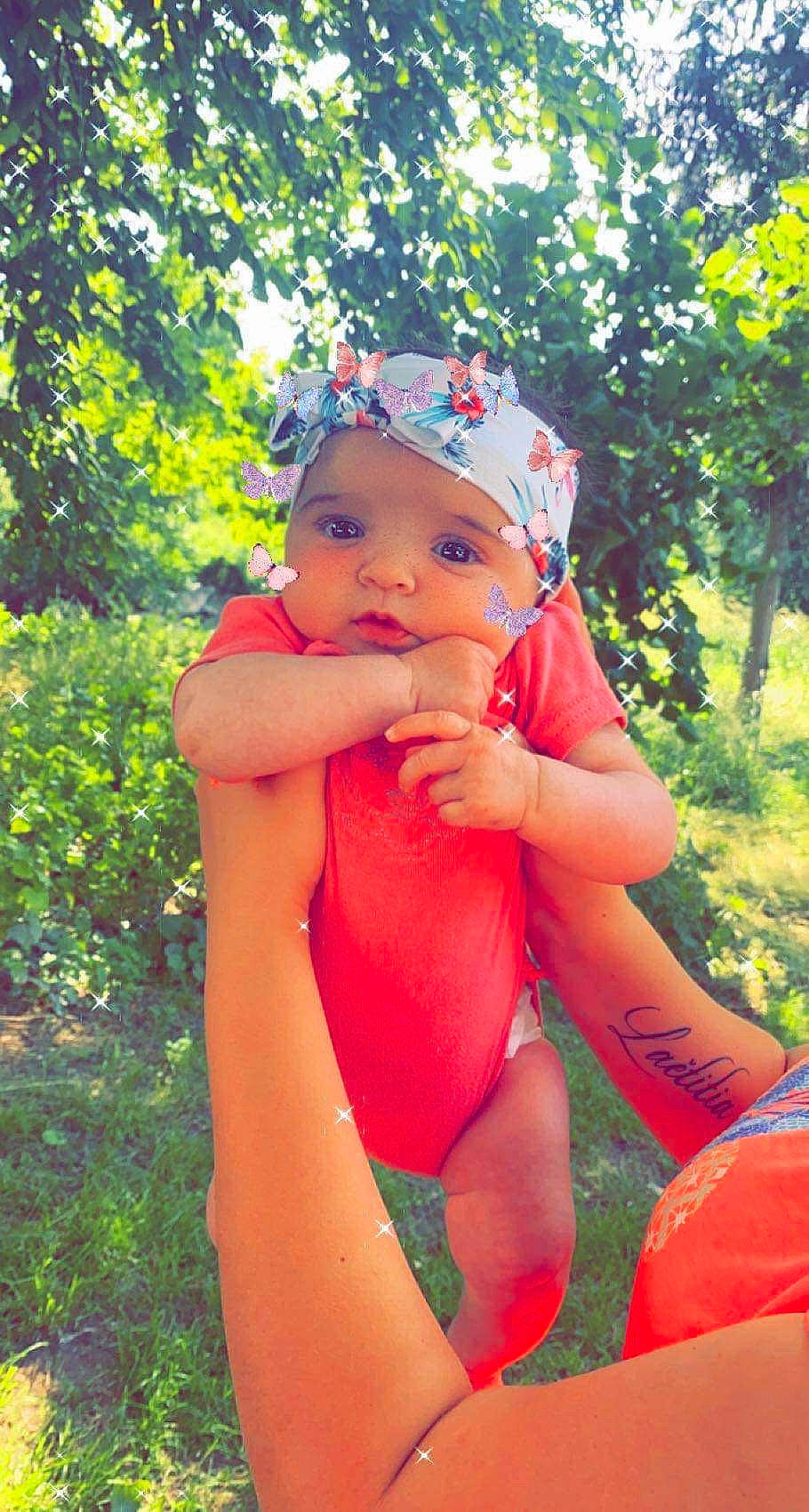 Lilia a rejoint le concours — aidez-le/la à gagner de superbes lots ! chest, electric_blue, facial_expression, fun, grass, happy, headgear, headwear, human_body, human_leg, leisure, one_piece_swimsuit, people_in_nature, person, personal_protective_equipment, plant, recreation, swimwear, thigh, toddler