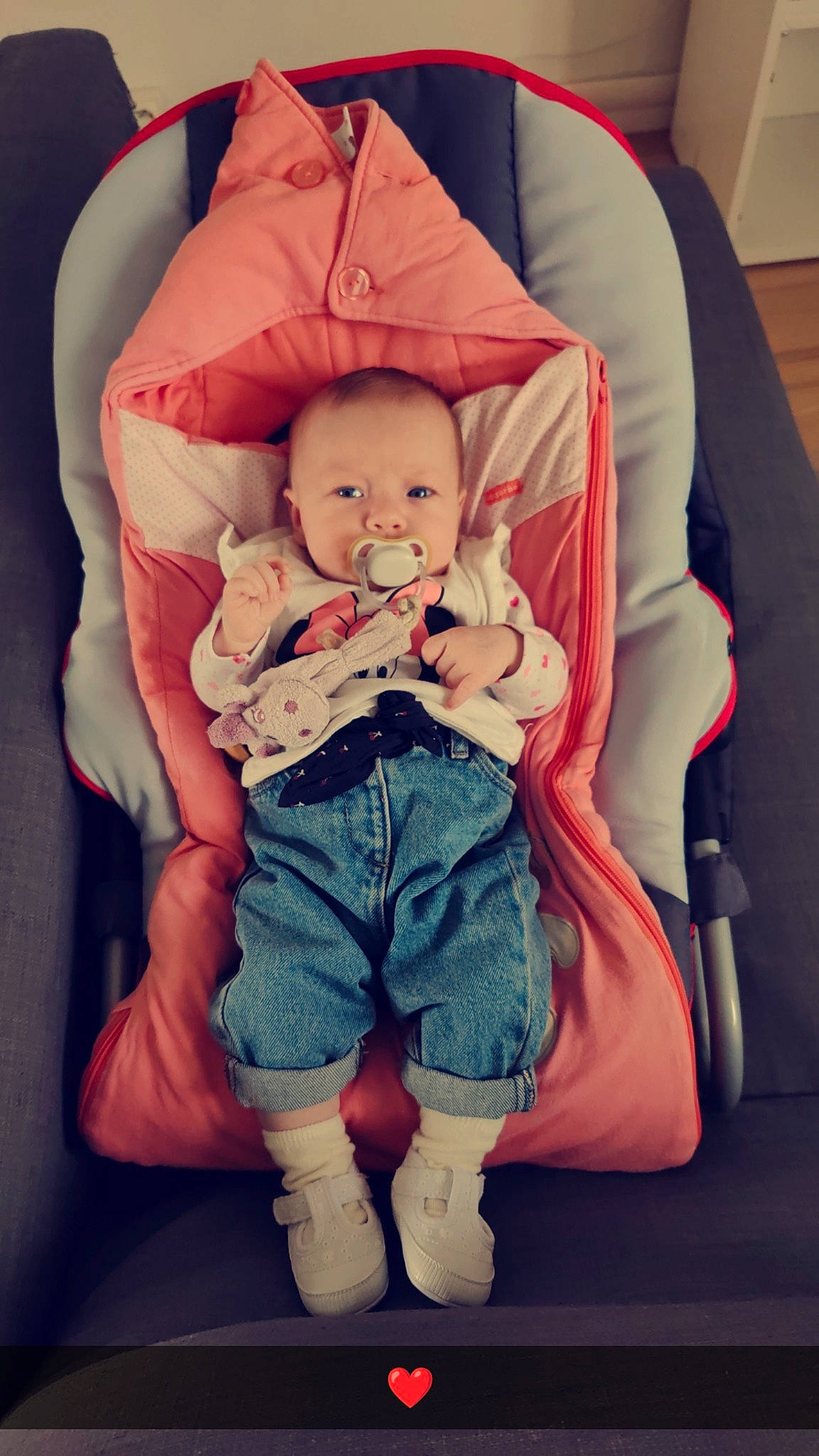Emma a rejoint le concours — aidez-le/la à gagner de superbes lots ! baby, baby_toddler_clothing, cheek, comfort, finger, flash_photography, gesture, hand, happy, head, human_body, knee, lap, leg, mouth, person, sitting, skin, thigh, toddler