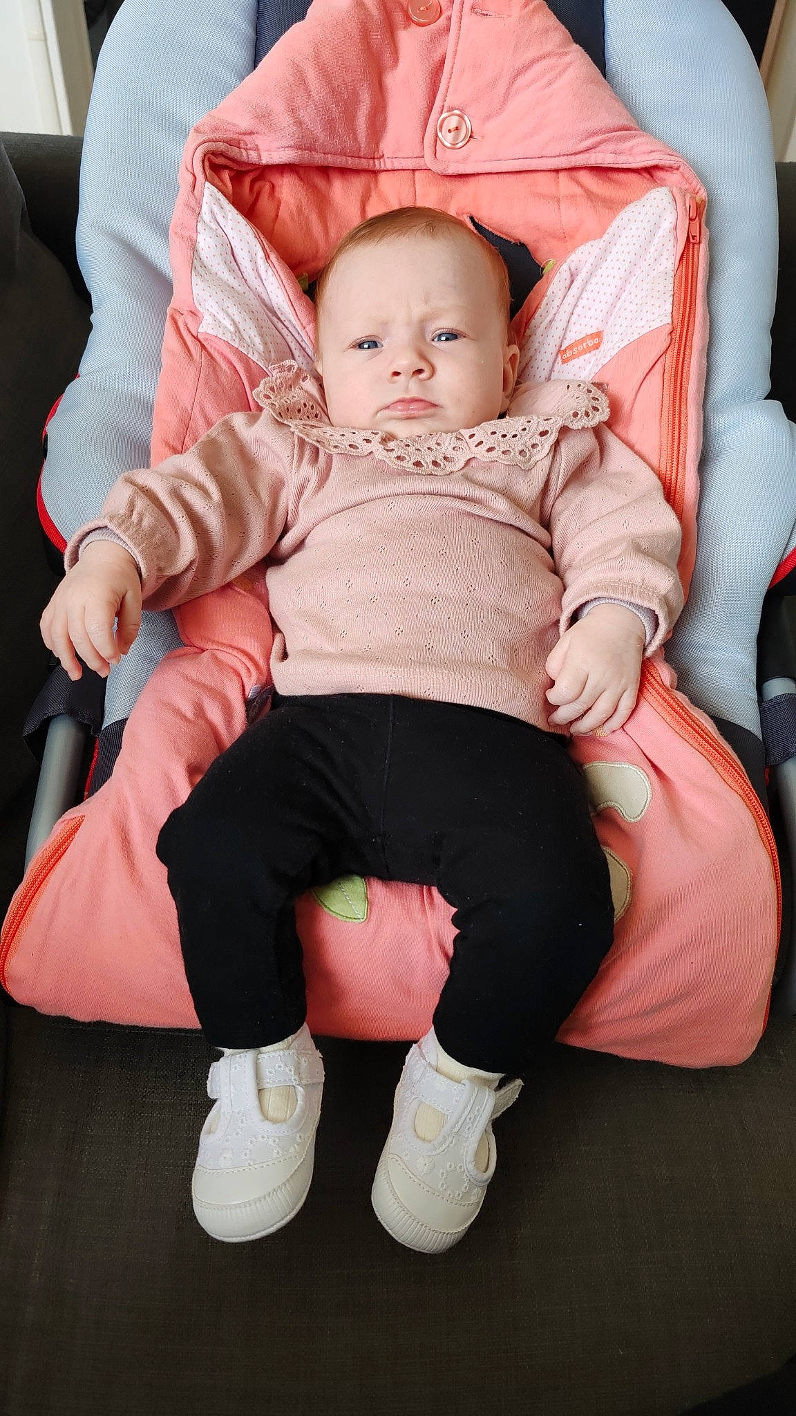 Emma participe au concours pour gagner de l'argent avec cette photo : baby, baby_toddler_clothing, chair, cheek, child, comfort, finger, fun, happy, human_leg, knee, lap, leg, person, pink, sitting, sleeve, sneakers, sock, thigh