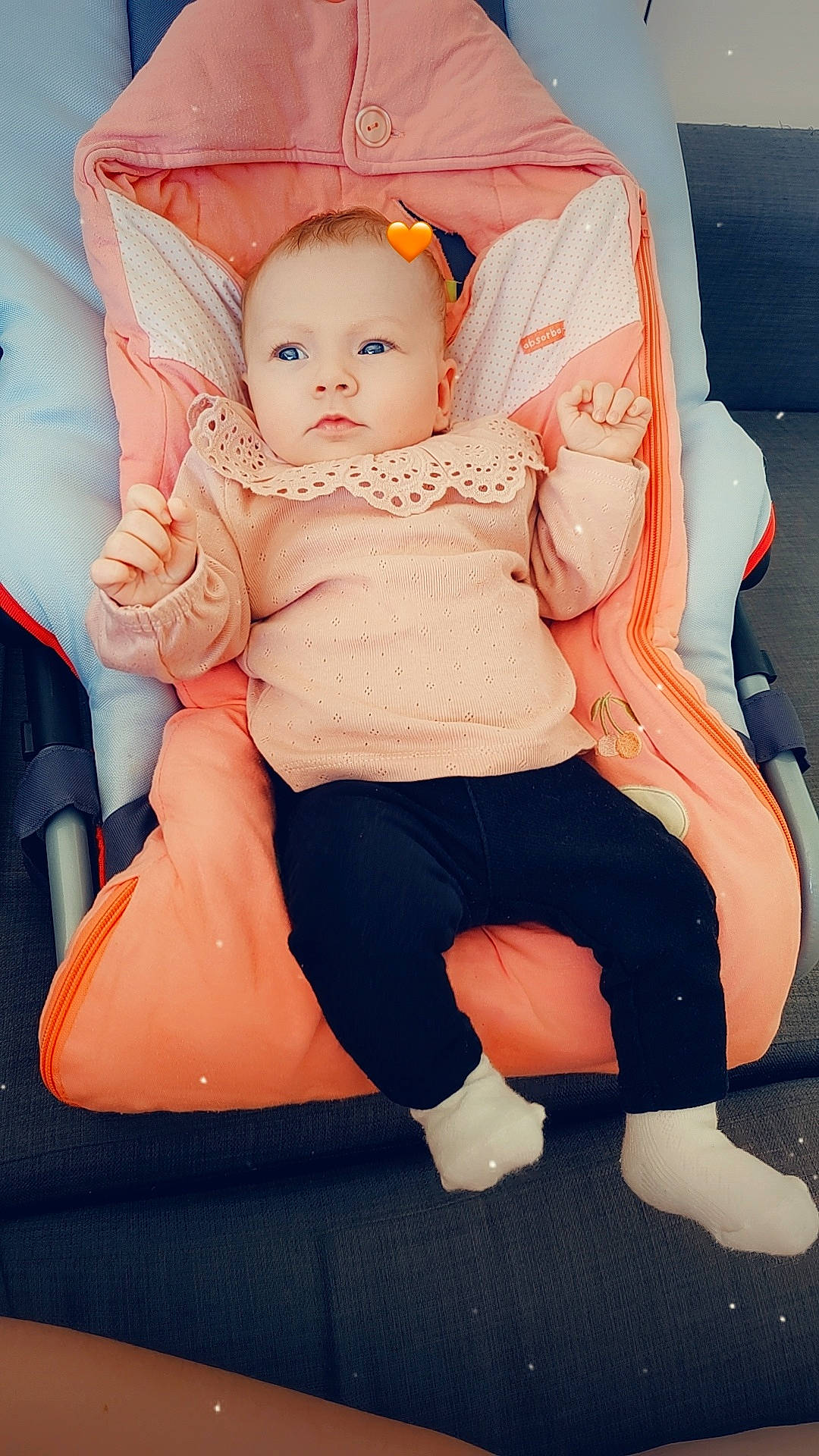 Emma a rejoint le concours — aidez-le/la à gagner de superbes lots ! abdomen, baby, baby_toddler_clothing, barefoot, child, comfort, foot, happy, human_body, human_leg, knee, lap, leg, person, sitting, skin, sock, stomach, thigh, toddler