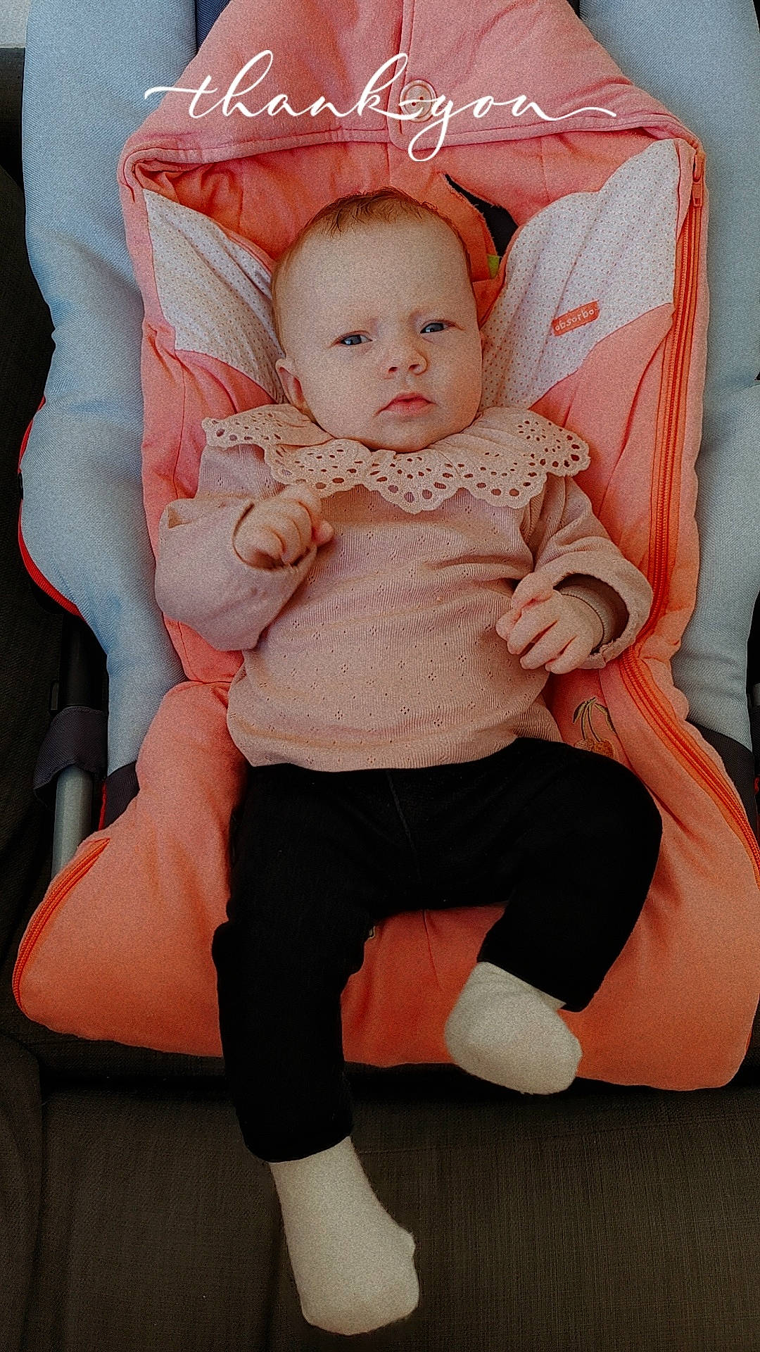 Emma participe au concours pour gagner de l'argent avec cette photo : abdomen, baby, baby_toddler_clothing, chair, comfort, eye, face, finger, happy, head, human_leg, knee, lap, person, pink, sitting, sleeve, stomach, thigh, toddler