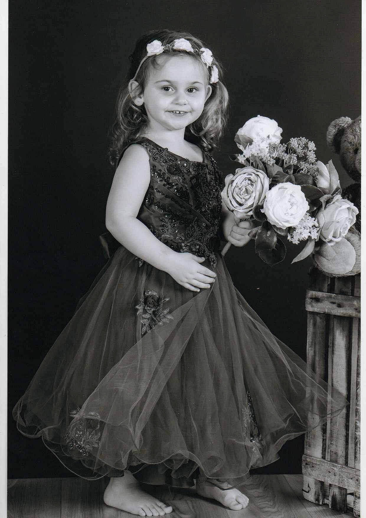 Kaylee participe au concours pour gagner de l'argent avec cette photo : beauty, black, black_and_white, bridal_party_dress, day_dress, dress, face, flash_photography, flower, flower_arranging, formal_wear, gown, happy, joy, one_piece_garment, person, petal, photograph, plant, smile