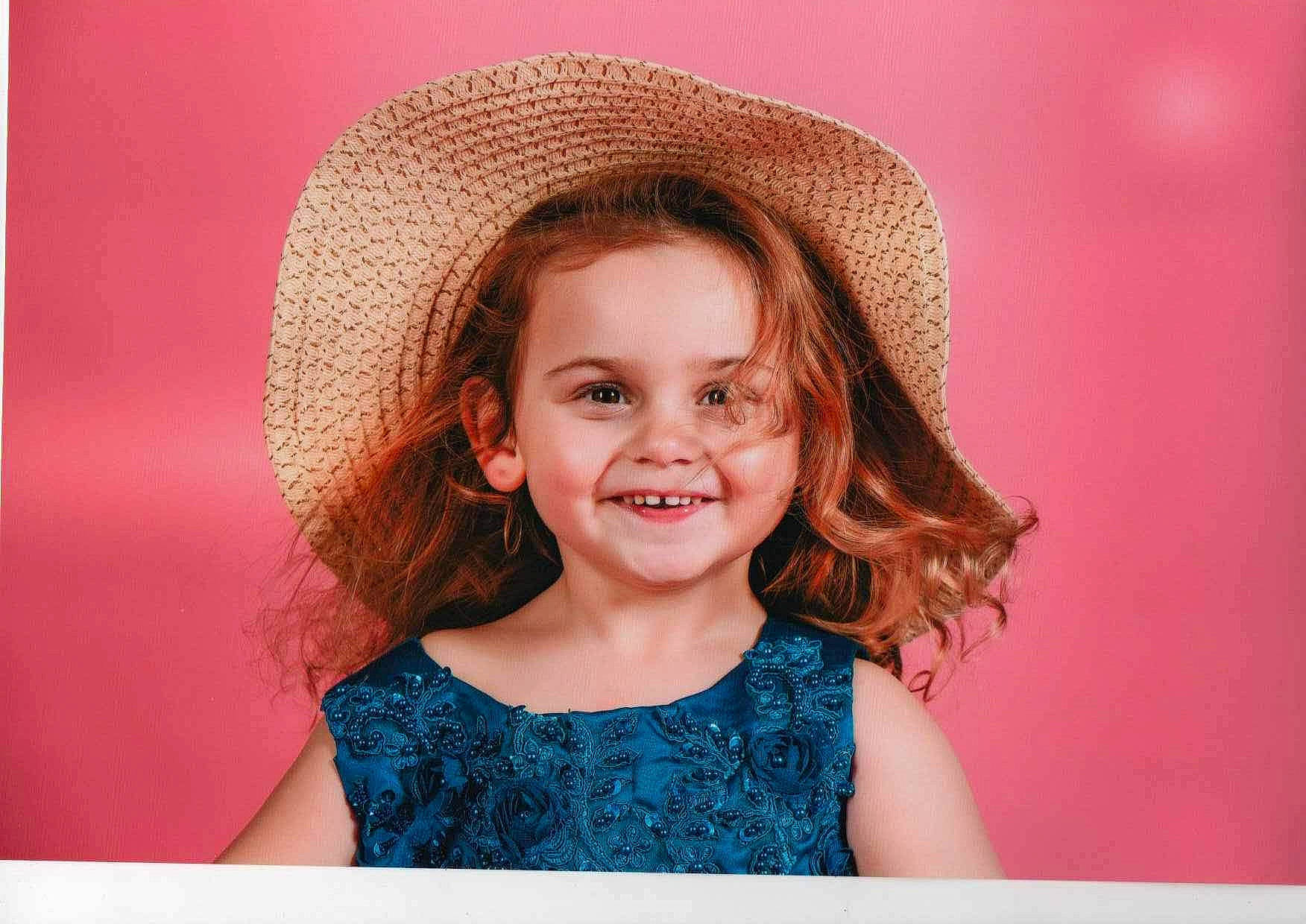 Kaylee a rejoint le concours — aidez-le/la à gagner de superbes lots ! beauty, blond, brown_hair, costume_hat, cowboy_hat, electric_blue, eyelash, fedora, flash_photography, fun, happy, hat, headgear, iris, joy, lip, magenta, person, pink, smile