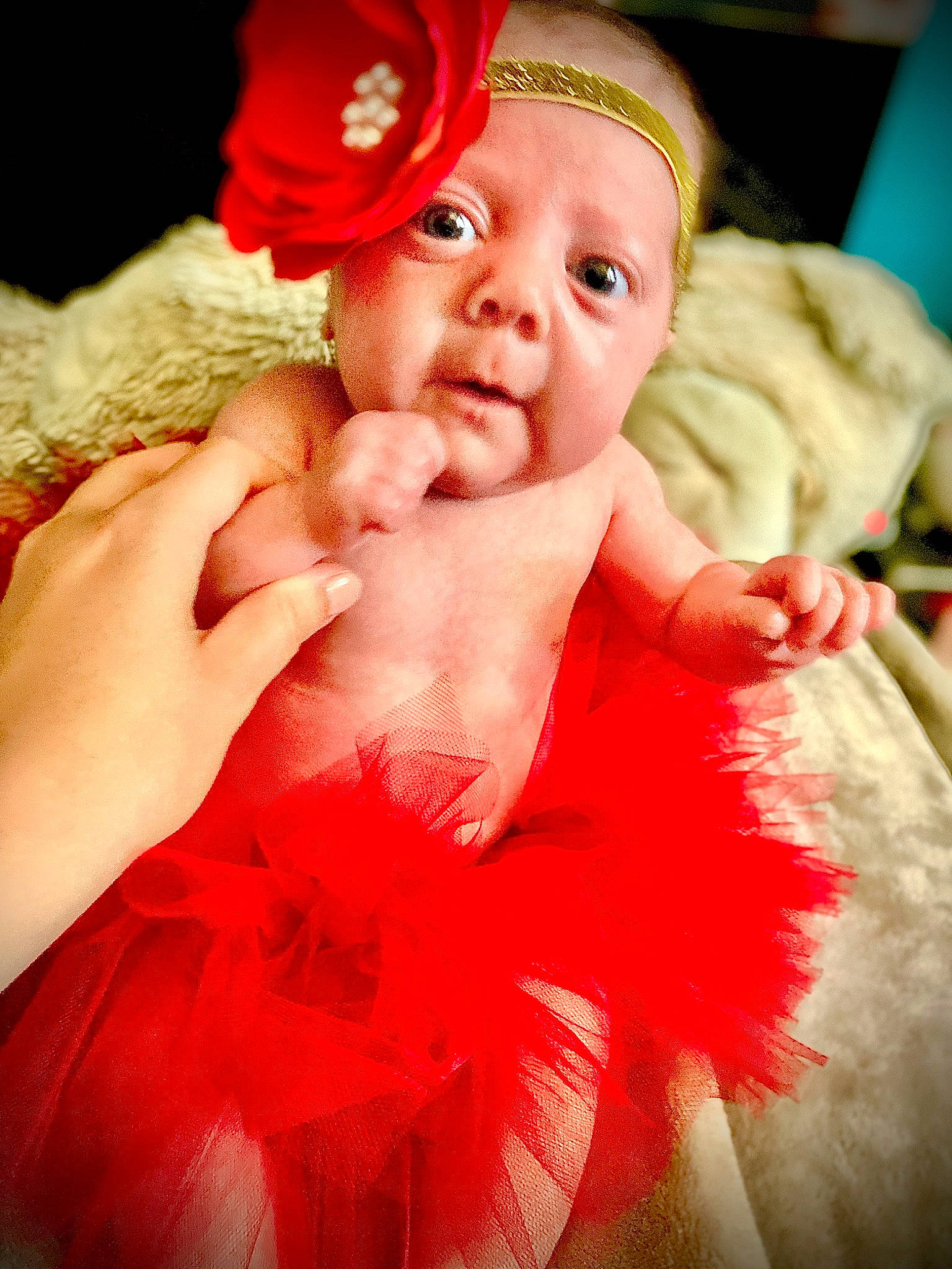 Mia a rejoint le concours — aidez-le/la à gagner de superbes lots ! abdomen, baby, cap, child, close_up, dress, event, finger, fun, gesture, happy, hat, headpiece, lip, magenta, peach, person, pink, red, thumb