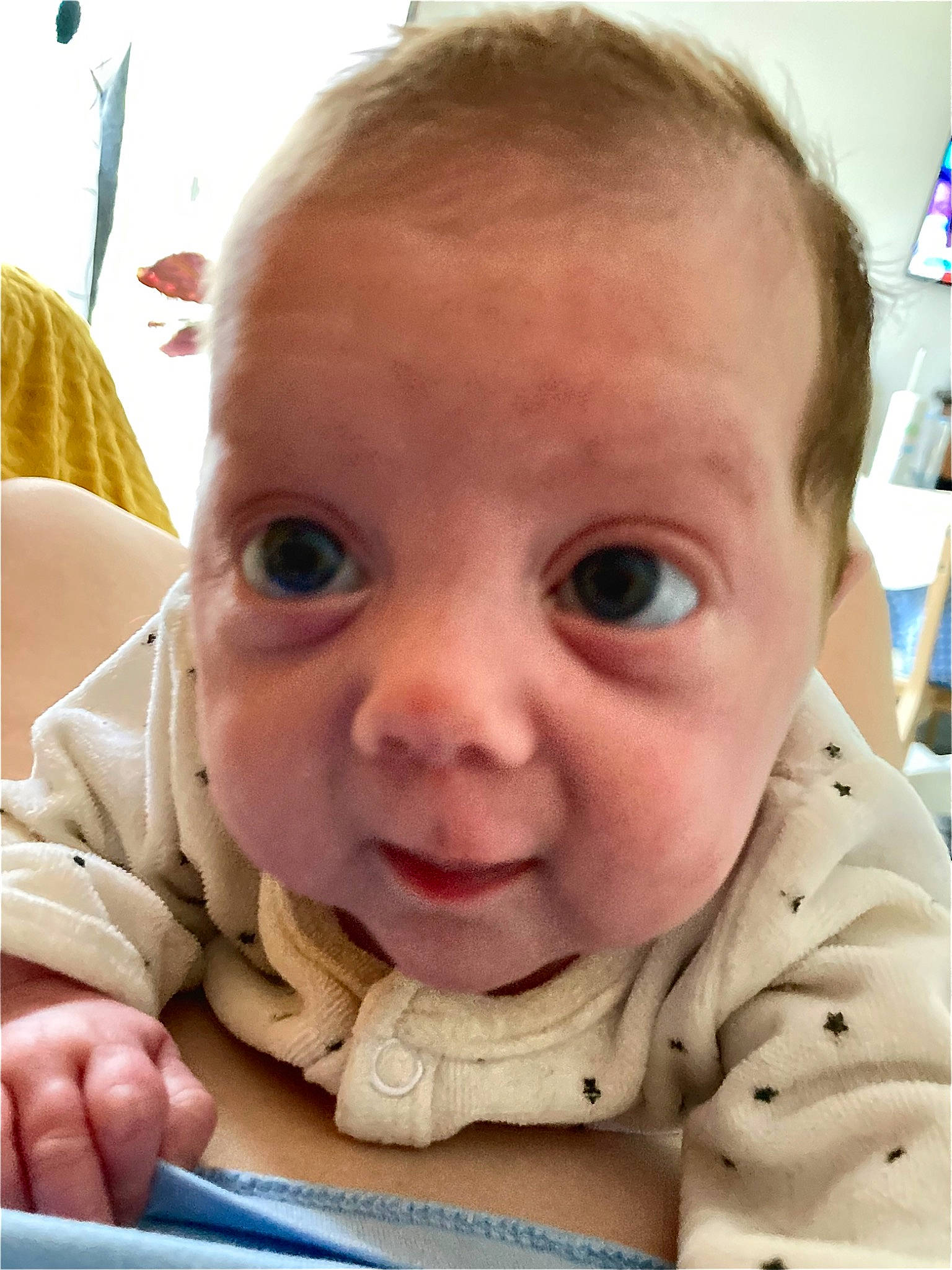 Mia participe au concours pour gagner de l'argent avec cette photo : baby, baby_safety, baby_toddler_clothing, cheek, child, chin, ear, eye, eyebrow, eyelash, face, facial_expression, happy, head, iris, lip, mouth, nose, person, skin