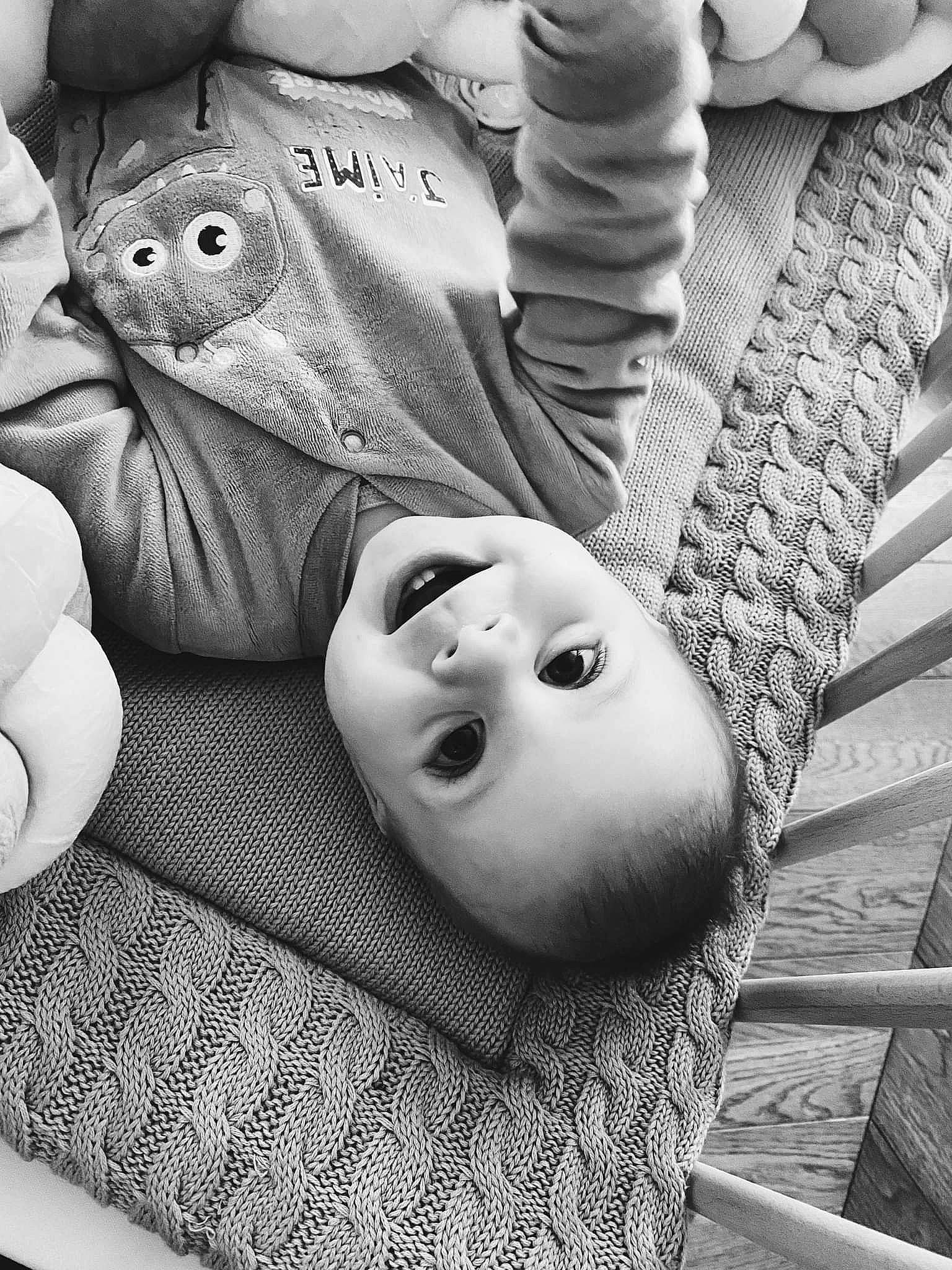 Malo participe au concours pour gagner de l'argent avec cette photo : baby, baby_toddler_clothing, black, black_and_white, child, comfort, facial_expression, gesture, grey, happy, joy, monochrome, monochrome_photography, mouth, person, photograph, snapshot, stock_photography, style, textile