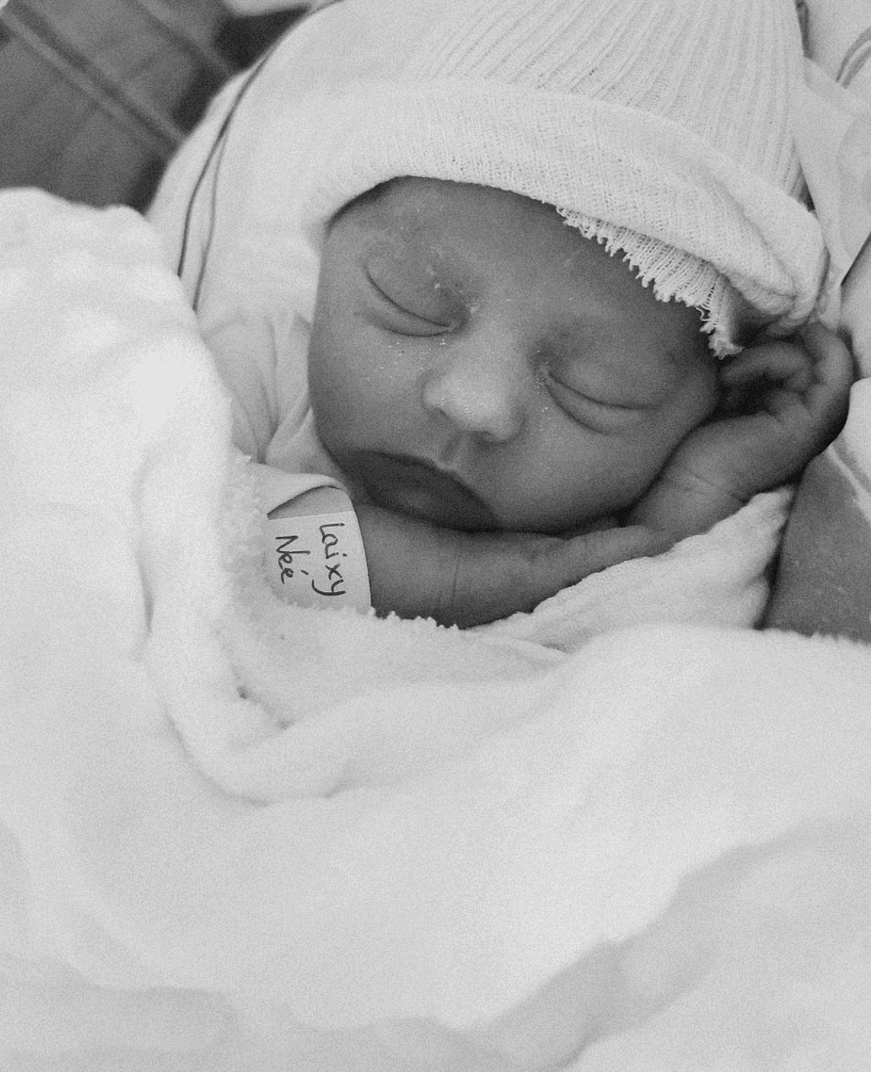 Laixy a rejoint le concours — aidez-le/la à gagner de superbes lots ! baby, baby_sleeping, bedtime, cap, cheek, child, cloud, comfort, eye, eyebrow, gesture, happy, head, headwear, linens, lip, monochrome_photography, nose, person, skin