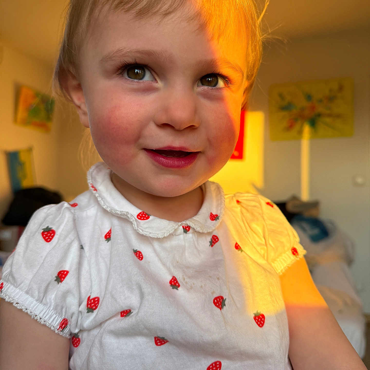 Fantanie a rejoint le concours — aidez-le/la à gagner de superbes lots ! cheeks, child, collar, cute, eyes, face, hair_tufts, happy, indoor, painting, person, portrait, room, short_sleeves, smiling, strawberry_pattern, sunlight, toddler, warm_light, white_clothing