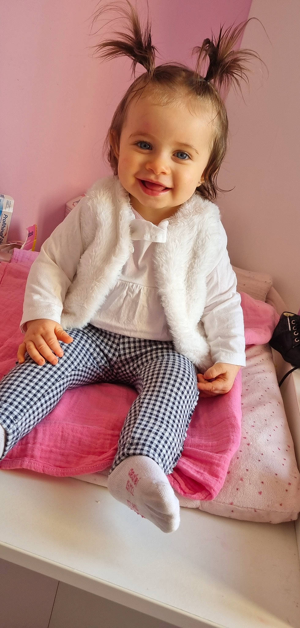 Mya a rejoint le concours — aidez-le/la à gagner de superbes lots ! arm, baby_toddler_clothing, cheek, child, comfort, dress_shirt, eye, head, iris, joint, joy, knee, leg, person, pink, skin, sleeve, smile, sock, textile