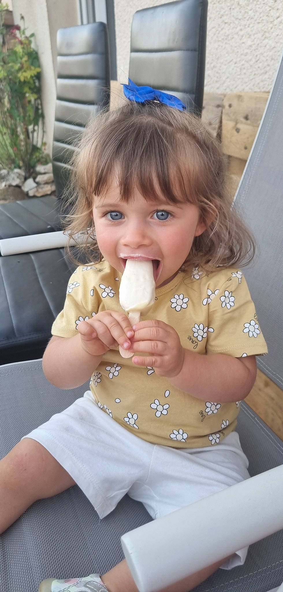 Mya participe au concours pour gagner de l'argent avec cette photo : arm, baby, baby_toddler_clothing, blond, child, drink, drinkware, face, facial_expression, finger, food_craving, gesture, hairstyle, happy, joy, neck, person, plant, skin, tableware