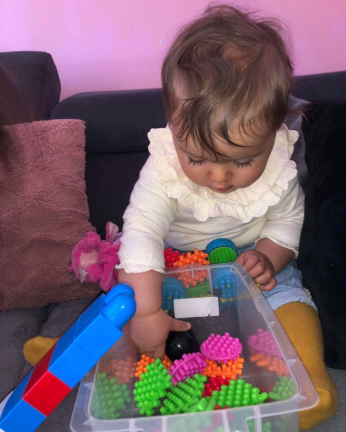 Emna participe au concours pour gagner de l'argent avec cette photo : baby, baby_products, baby_toddler_clothing, basket, child, comfort, couch, fun, grape, natural_foods, person, play, product, room, sharing, sitting, sleeve, sweetness, textile, toddler