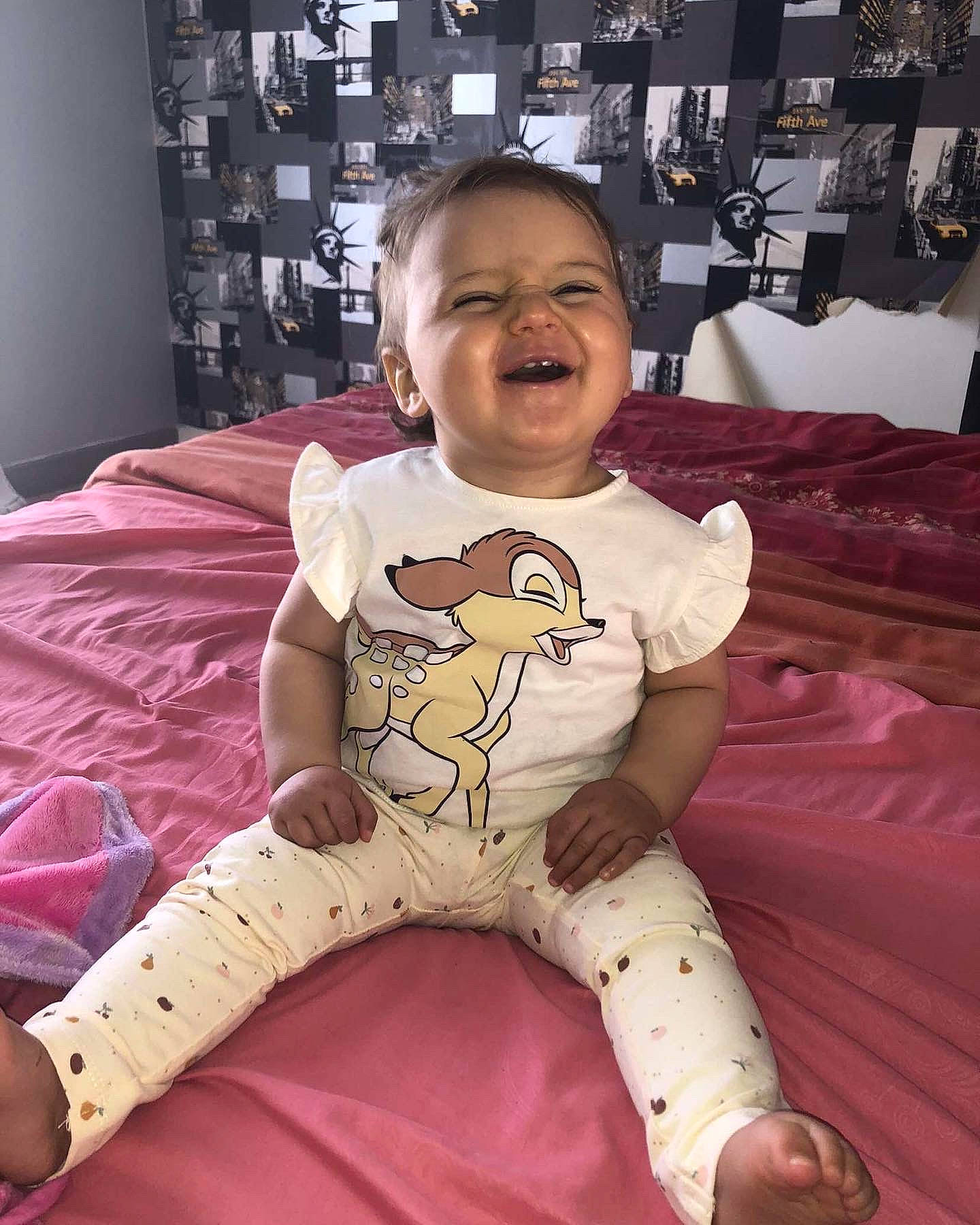 Emna participe au concours pour gagner de l'argent avec cette photo : baby, baby_toddler_clothing, child, comfort, cool, fun, hairstyle, happy, knee, lap, mammal, mouth, person, pink, product, shoulder, sleeve, smile, t_shirt, textile