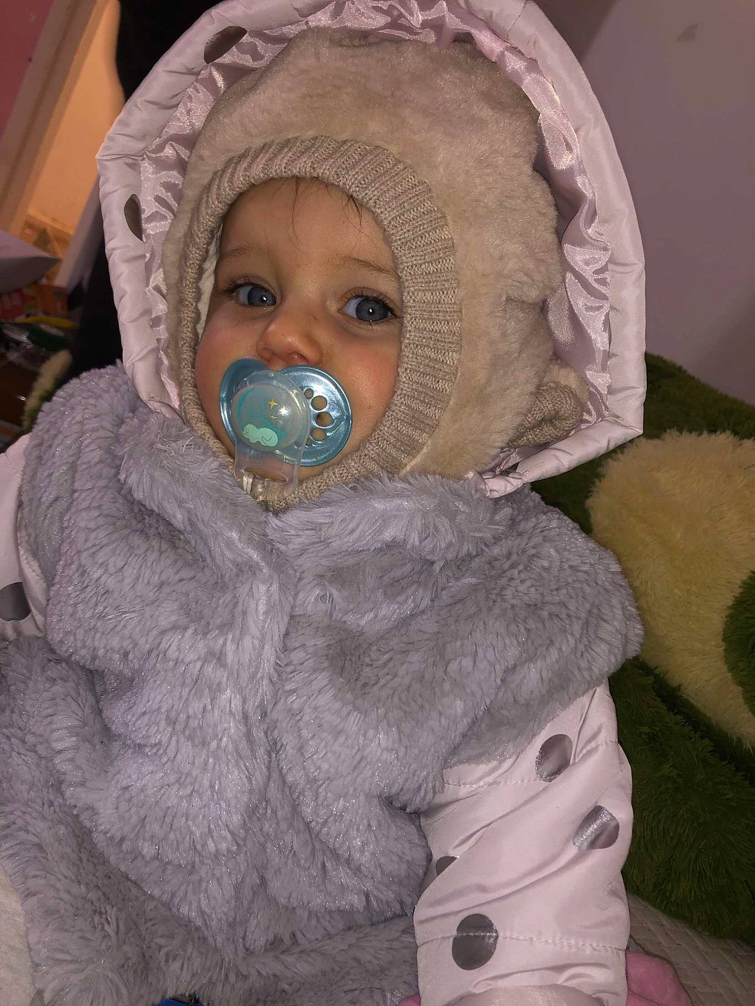 Emna participe au concours pour gagner de l'argent avec cette photo : baby, baby_products, baby_toddler_clothing, cheek, eye, eyebrow, eyelash, face, head, headgear, headwear, human_body, iris, mouth, nose, outerwear, person, skin, sleeve, textile