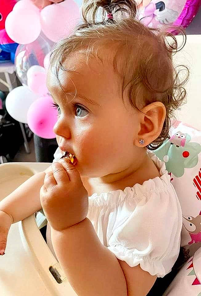 Emna a rejoint le concours — aidez-le/la à gagner de superbes lots ! cheek, dress, ear, eyebrow, eyelash, face, facial_expression, gesture, hair, hairstyle, happy, head, iris, lip, mouth, neck, nose, person, pink, skin