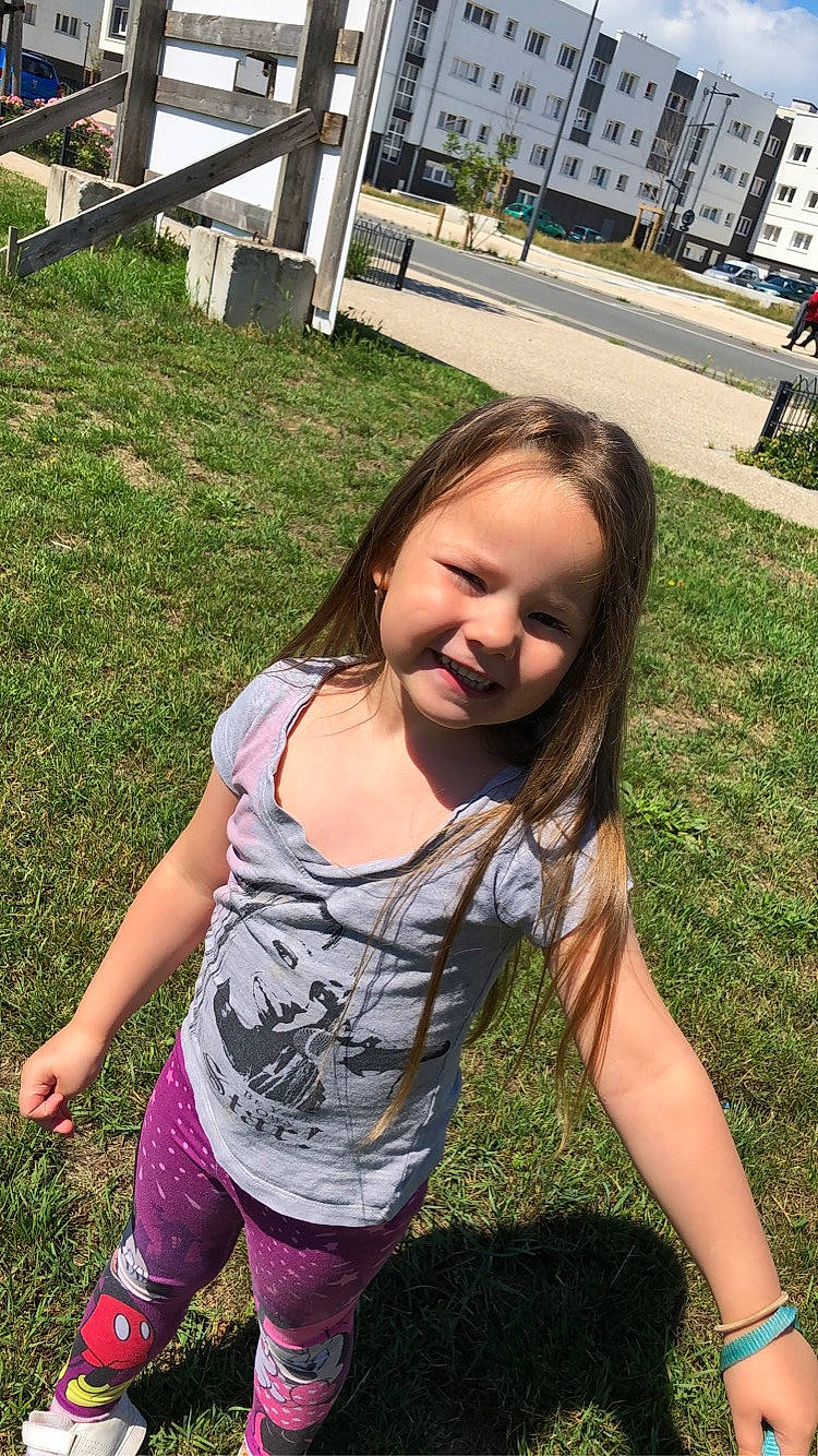 Louane participe au concours pour gagner de l'argent avec cette photo : beauty, black_hair, cool, facial_expression, fun, grass, happy, human_leg, joint, lawn, leg, leisure, long_hair, people_in_nature, person, plant, recreation, smile, summer, sunlight