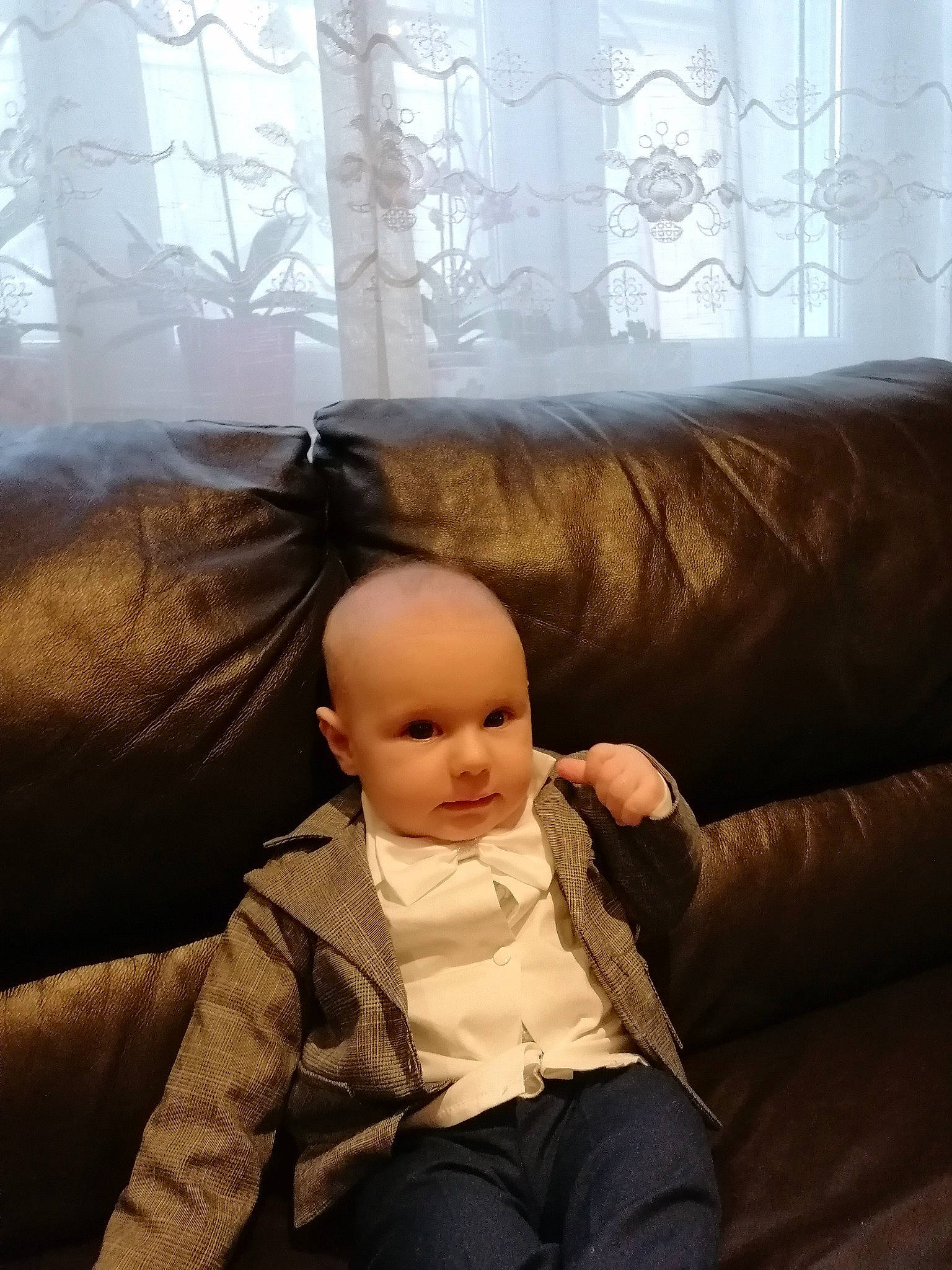 Gabriel a rejoint le concours — aidez-le/la à gagner de superbes lots ! baby, cheek, child, comfort, couch, face, furniture, head, person, photography, room, sitting, skin, sky, toddler