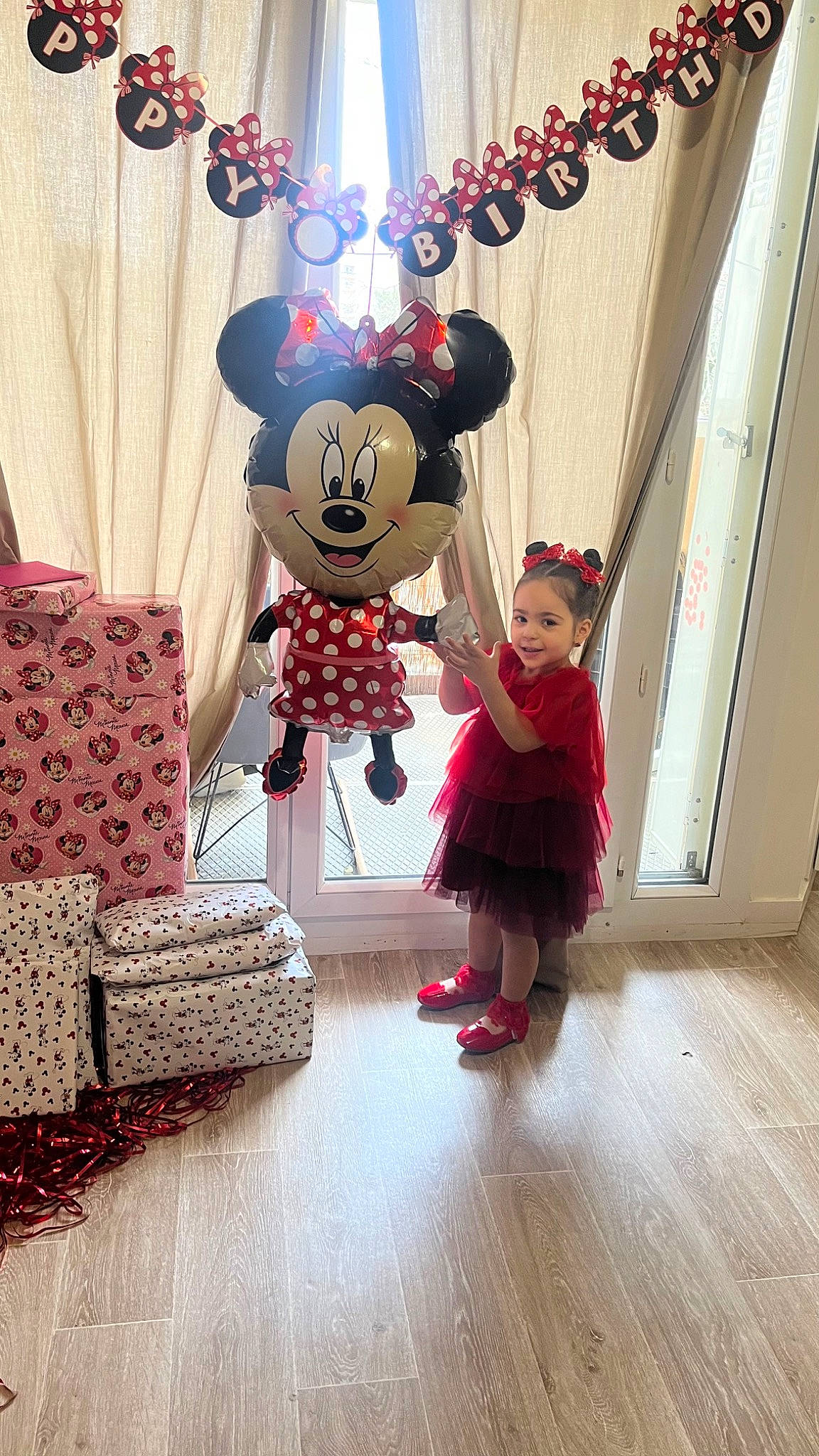 Kawtar a rejoint le concours — aidez-le/la à gagner de superbes lots ! beauty, child, curtain, decoration, event, floor, flooring, happy, hardwood, interior_design, laminate_flooring, magenta, party_supply, person, pink, plant, red, toddler, toy, wood