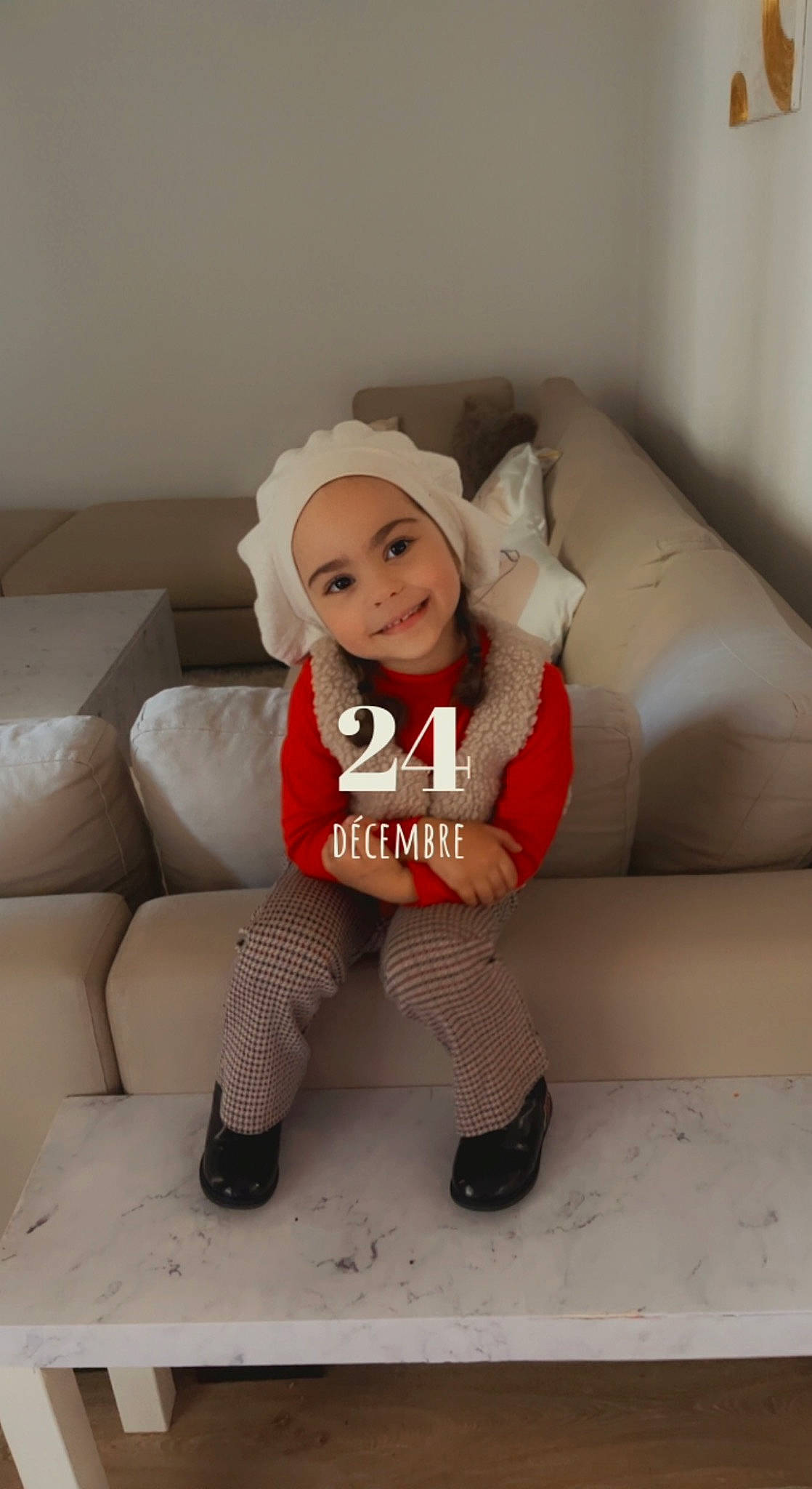 Kawtar participe au concours pour gagner de l'argent avec cette photo : blond, cap, comfort, couch, doll, eye, headwear, human_body, human_leg, joy, knee, leg, lip, person, sitting, skin, sleeve, sock, stuffed_toy, textile