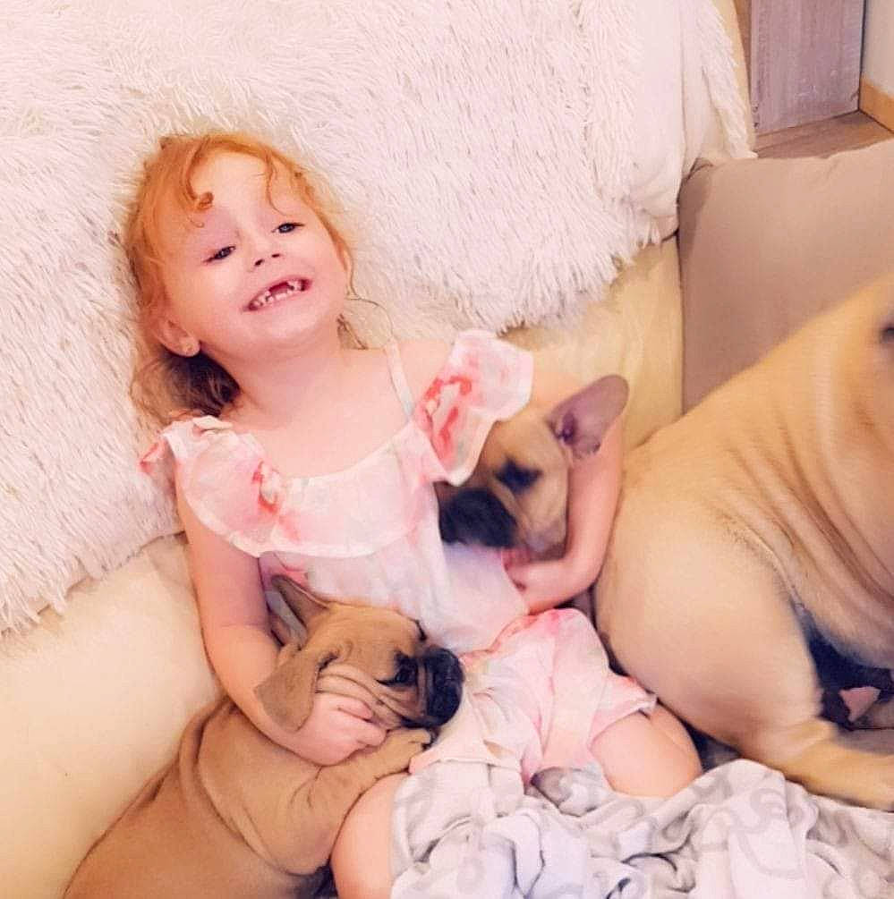 Léa participe au concours pour gagner de l'argent avec cette photo : comfort, eye, eyelash, face, gesture, hair, hairstyle, hand, happy, head, human_body, joy, leg, mammal, muscle, neck, person, shoulder, skin, smile