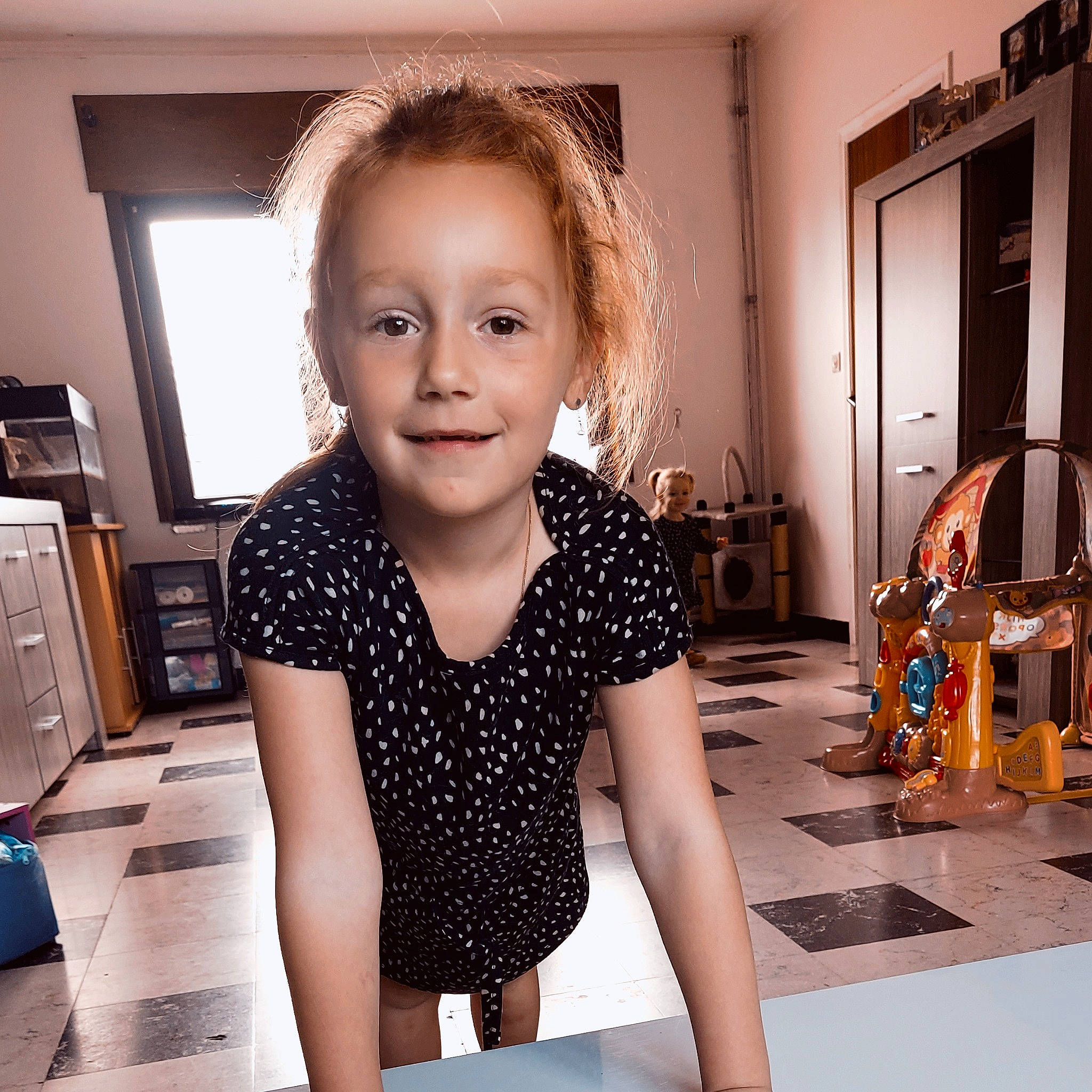 Léa a rejoint le concours — aidez-le/la à gagner de superbes lots ! chair, child, desk, door, flooring, fun, happy, hardwood, home_appliance, joy, pattern, person, picture_frame, room, sitting, sleeve, smile, standing, t_shirt, table