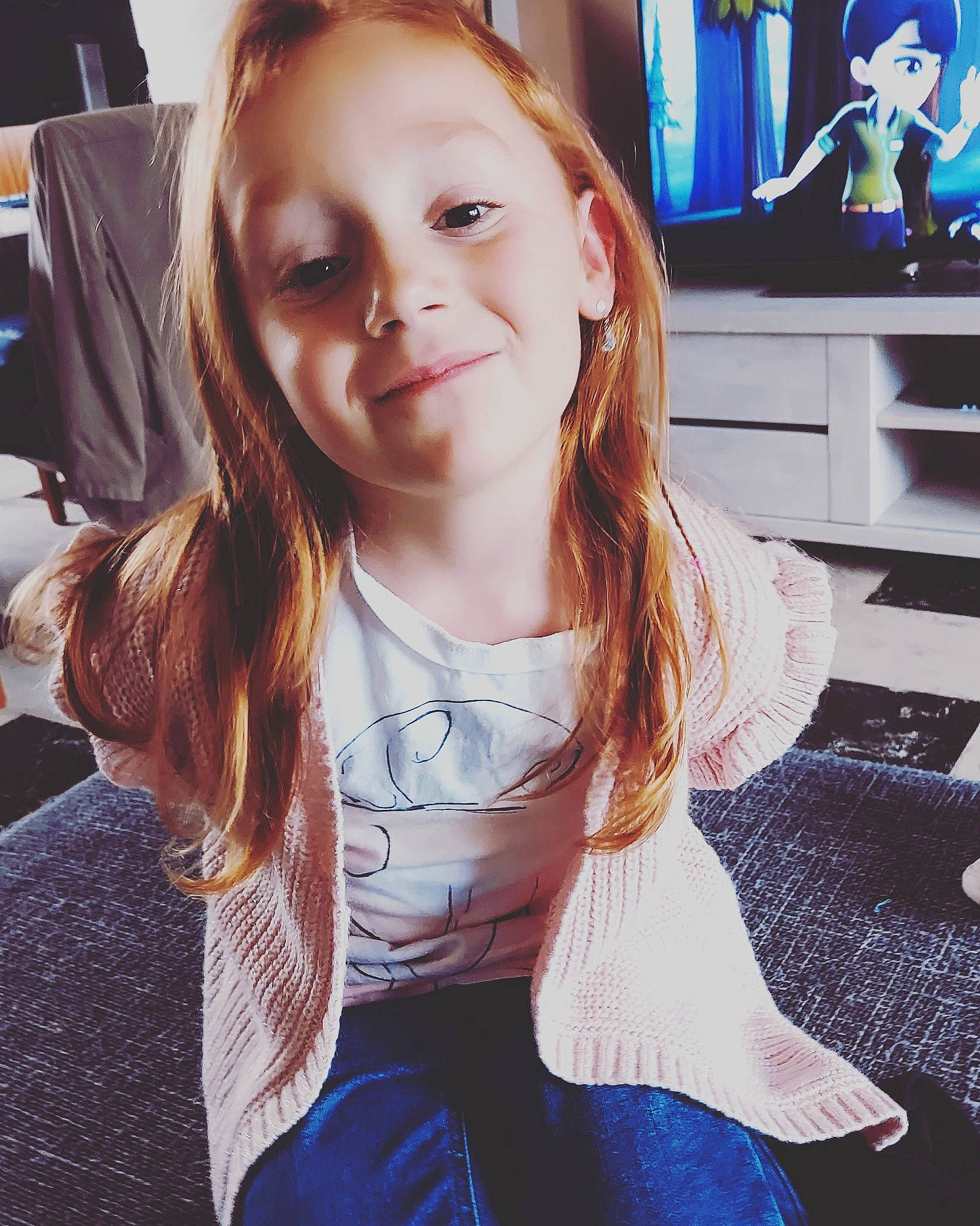 Léa participe au concours pour gagner de l'argent avec cette photo : blue, chin, eyebrow, eyelash, gesture, hair, hairstyle, happy, head, iris, jaw, joy, lip, mouth, neck, organ, person, shoulder, skin, sleeve