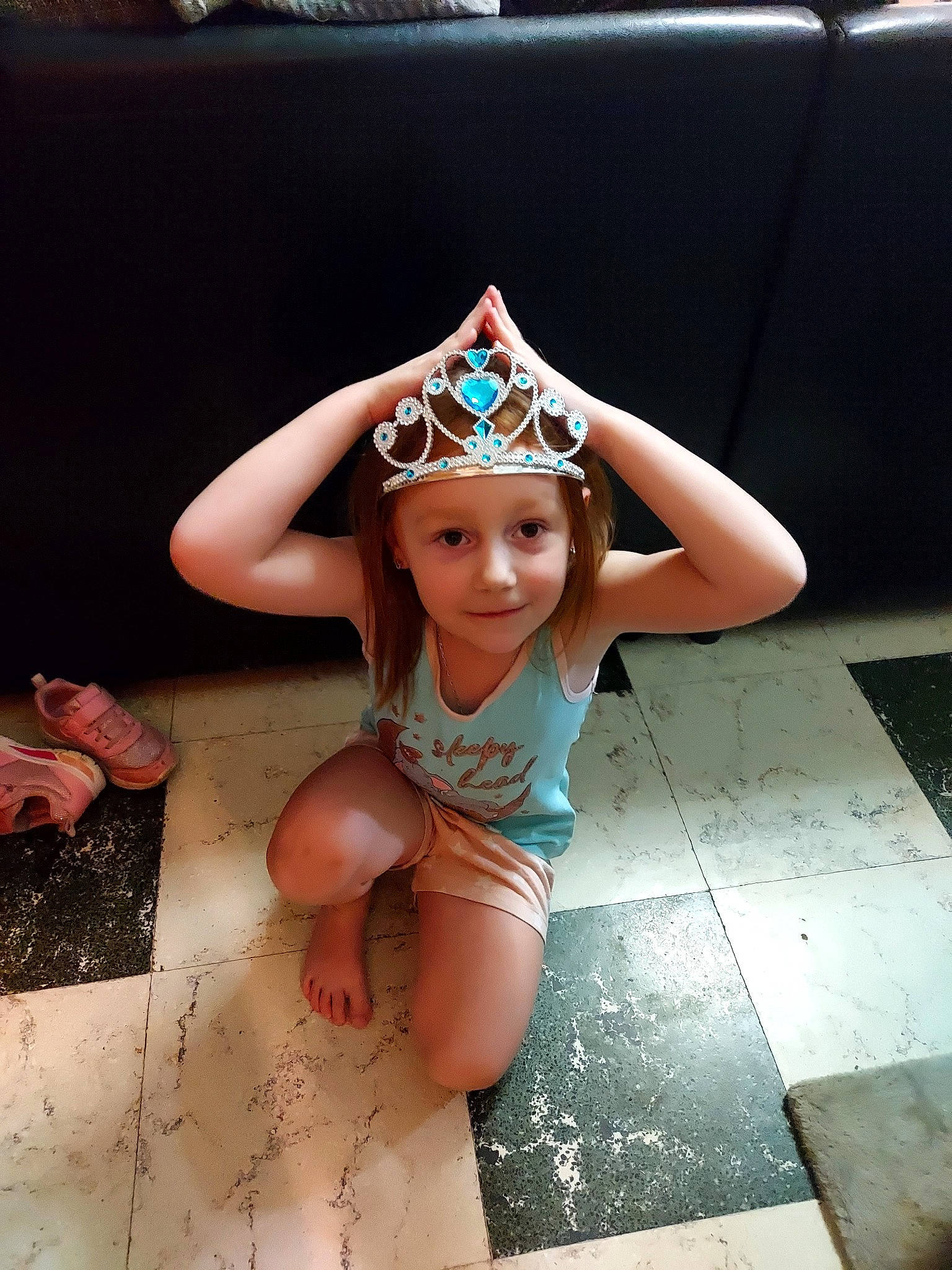 Léa a rejoint le concours — aidez-le/la à gagner de superbes lots ! cap, electric_blue, eye, eyelash, eyewear, fashion_accessory, fashion_design, flooring, hair_accessory, happy, head, headband, headgear, headpiece, headwear, human_leg, jewellery, joy, pattern, person