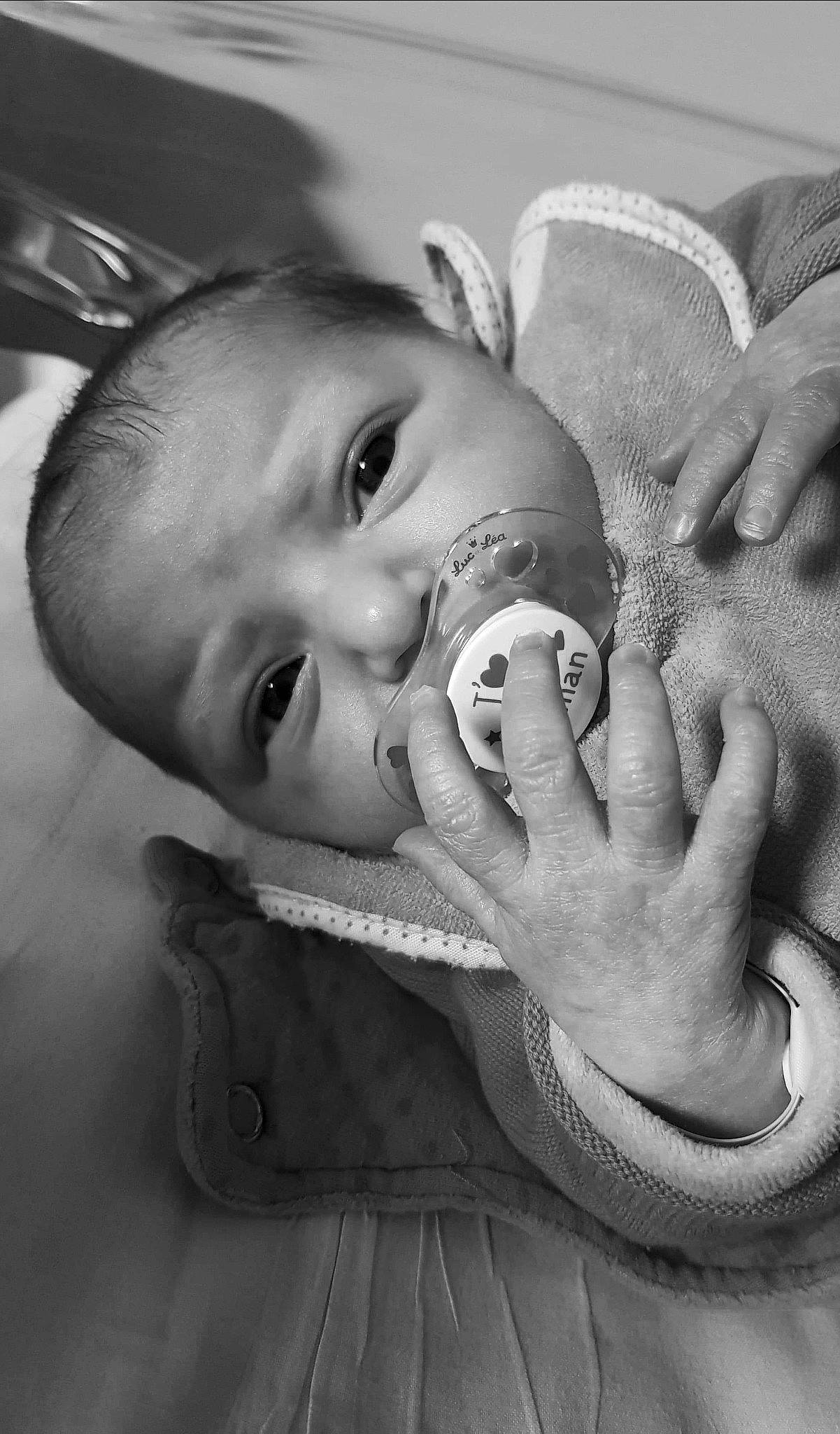 Mélina a rejoint le concours — aidez-le/la à gagner de superbes lots ! baby, cheek, chin, ear, eye, eyebrow, eyelash, face, finger, flash_photography, gesture, happy, head, iris, lip, mammal, mouth, nose, person, skin