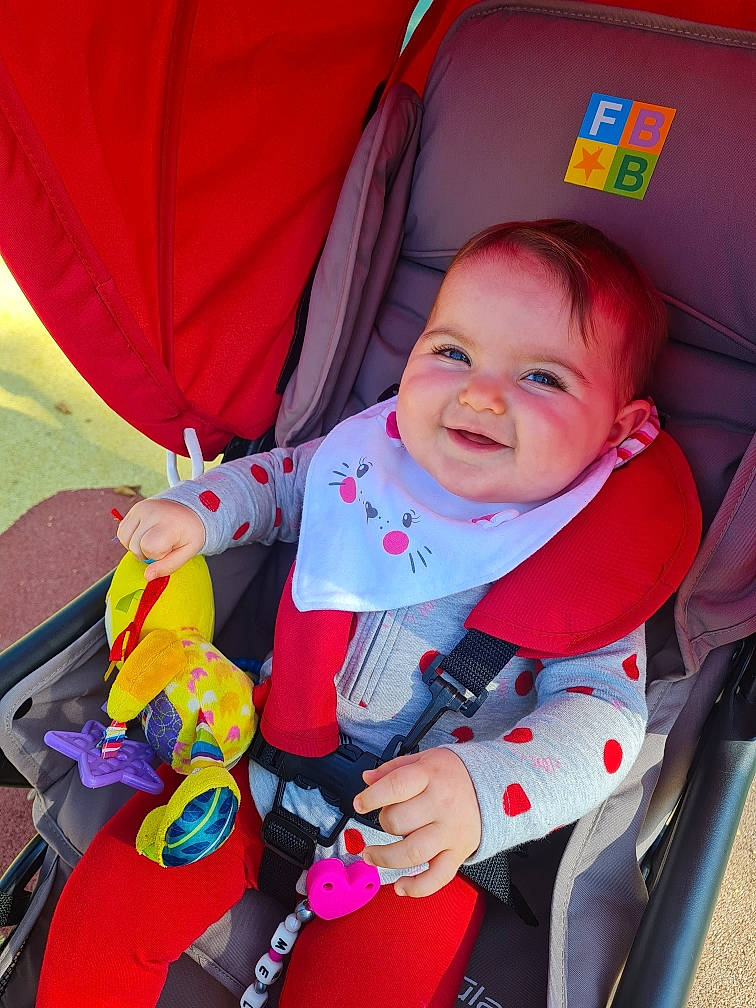 Mélina a rejoint le concours — aidez-le/la à gagner de superbes lots ! baby, baby_carriage, baby_products, baby_safety, baby_toddler_clothing, cheek, child, comfort, electric_blue, face, fun, happy, iris, joy, organ, person, pink, product, skin, smile