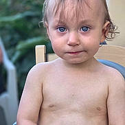 Elyo participe au concours pour gagner de l'argent avec cette photo : baby, blue_eyes, child, closeup, curly_hair, expression, face, garden, hair, high_chair, looking_at_camera, natural_light, outdoor, person, portrait, shirtless, sitting, skin, toddler, young_child