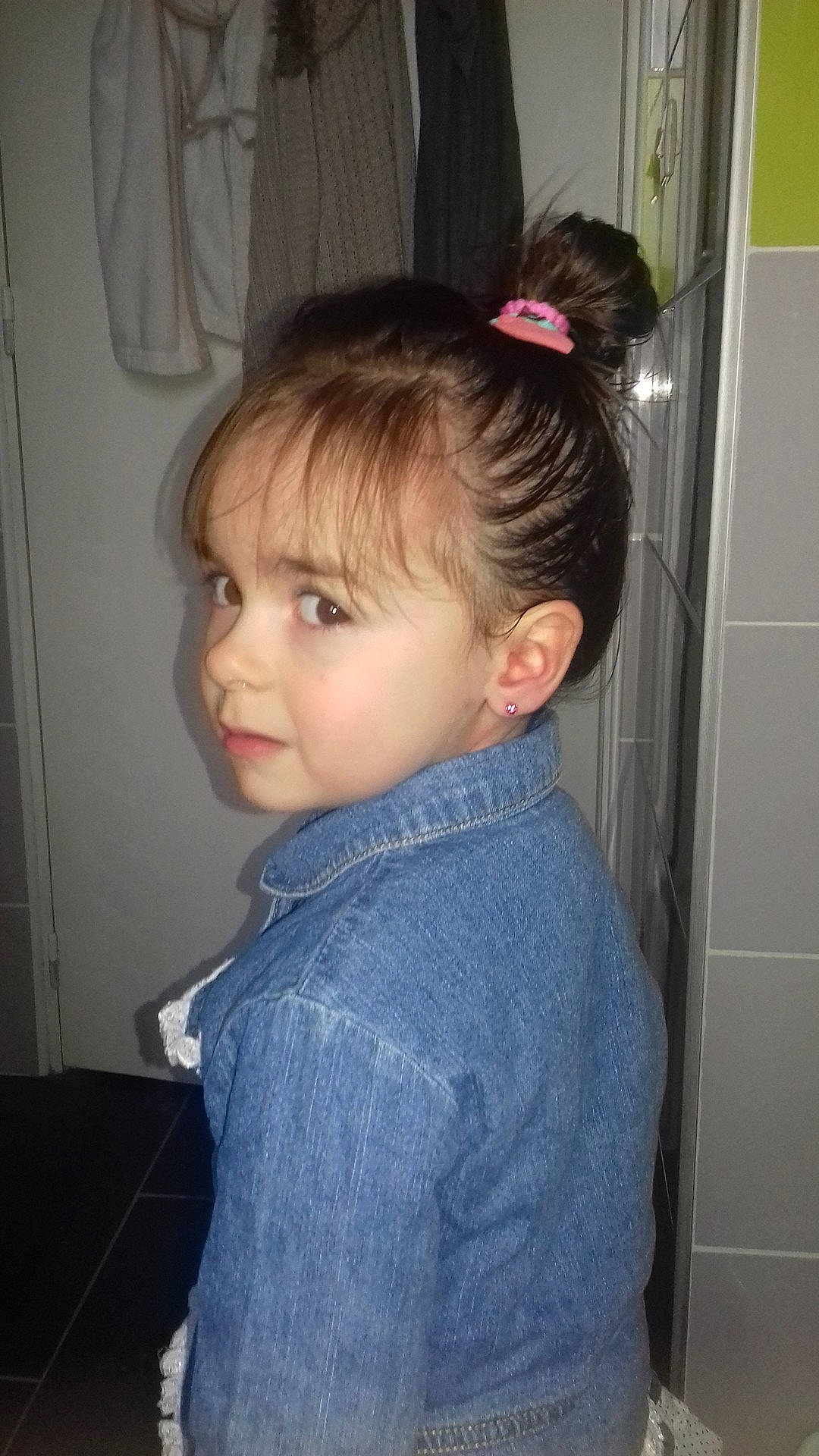 Zoély a rejoint le concours — aidez-le/la à gagner de superbes lots ! cheek, child, chin, day, ear, forehead, fun, girl, hair, hair_accessory, hair_coloring, hairstyle, head, human_hair_color, long_hair, person, product, shoulder, standing, textile