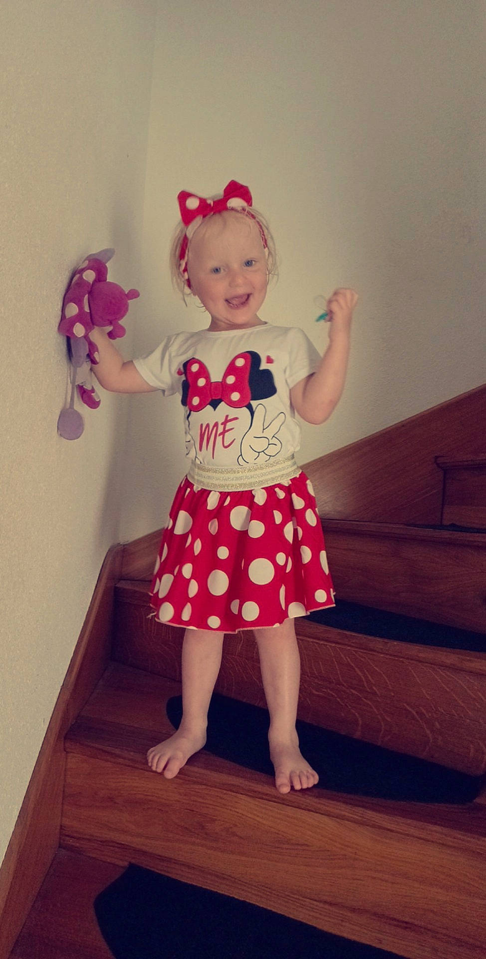 DÉva a rejoint le concours — aidez-le/la à gagner de superbes lots ! baby_toddler_clothing, day_dress, finger, fun, happy, hardwood, human_leg, joy, knee, magenta, pattern, person, pink, room, sleeve, smile, t_shirt, thigh, toddler, trunk