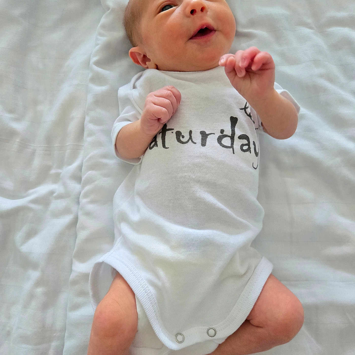 Luiza a rejoint le concours — aidez-le/la à gagner de superbes lots ! baby, bed, blanket, cute, face, foot, hand, hospital_wristband, human, indoors, infant, lying_down, newborn, onesie, person, rest, skin, smile, soft_light, white_clothing