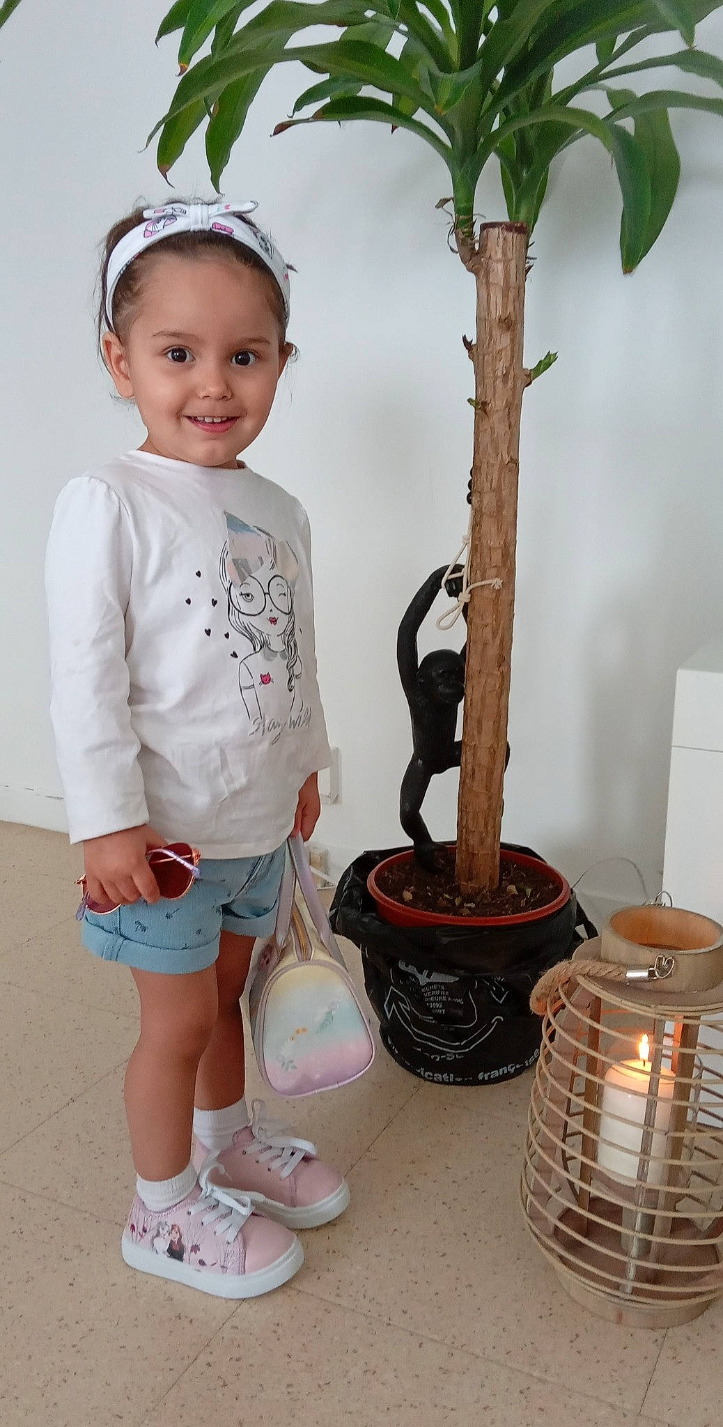 Lina participe au concours pour gagner de l'argent avec cette photo : automotive_wheel_system, baby, baby_toddler_clothing, candle, child, fashion_accessory, fun, hairstyle, happy, headband, houseplant, joy, pattern, person, play, shorts, sleeve, smile, sock, t_shirt