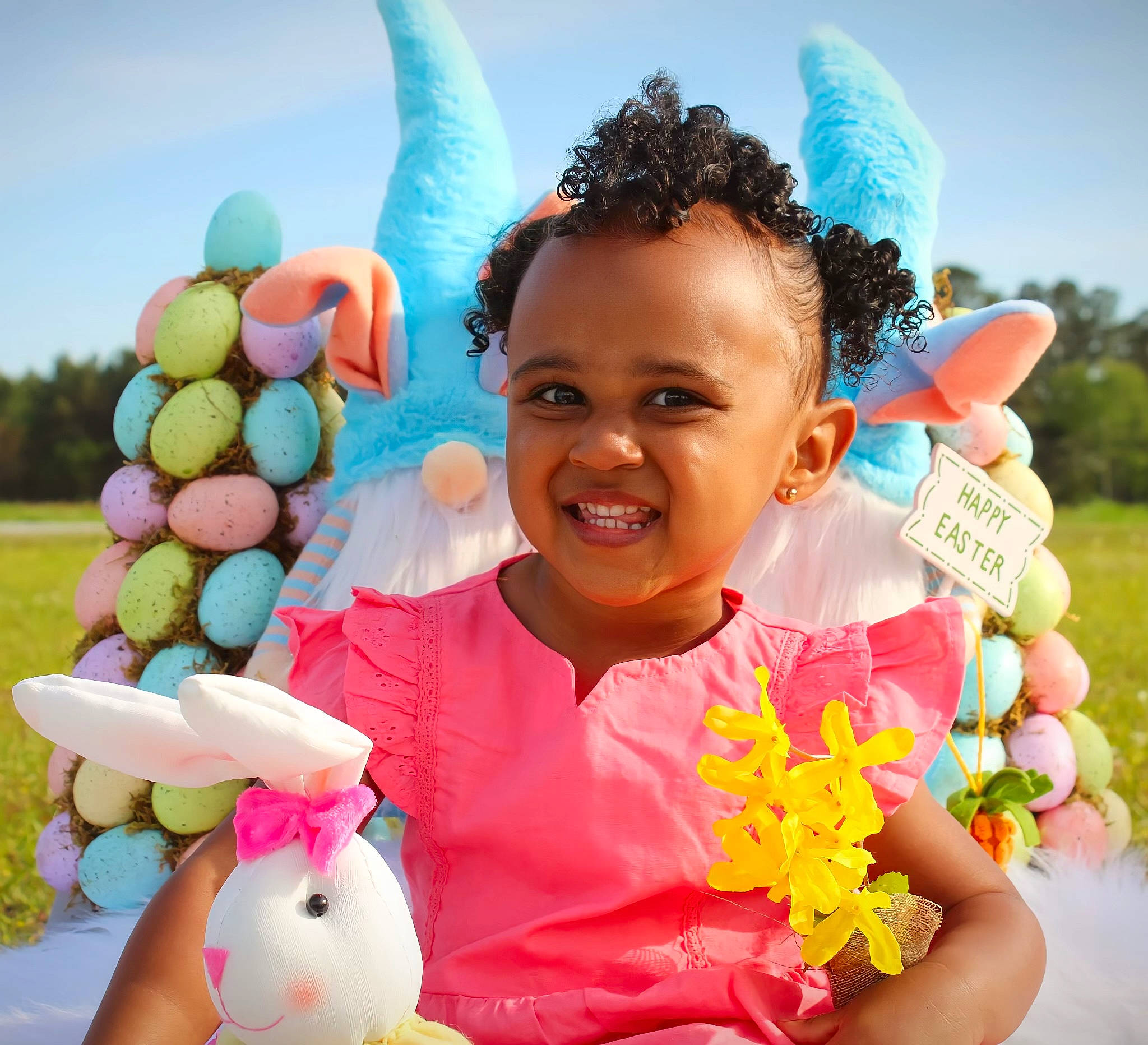 Ava is registered to the contest to win money with this photo: balloon, child, facial_expression, finger, fun, gesture, green, happy, joy, leisure, organ, party_supply, people, person, photograph, pink, product, sky, smile, t_shirt