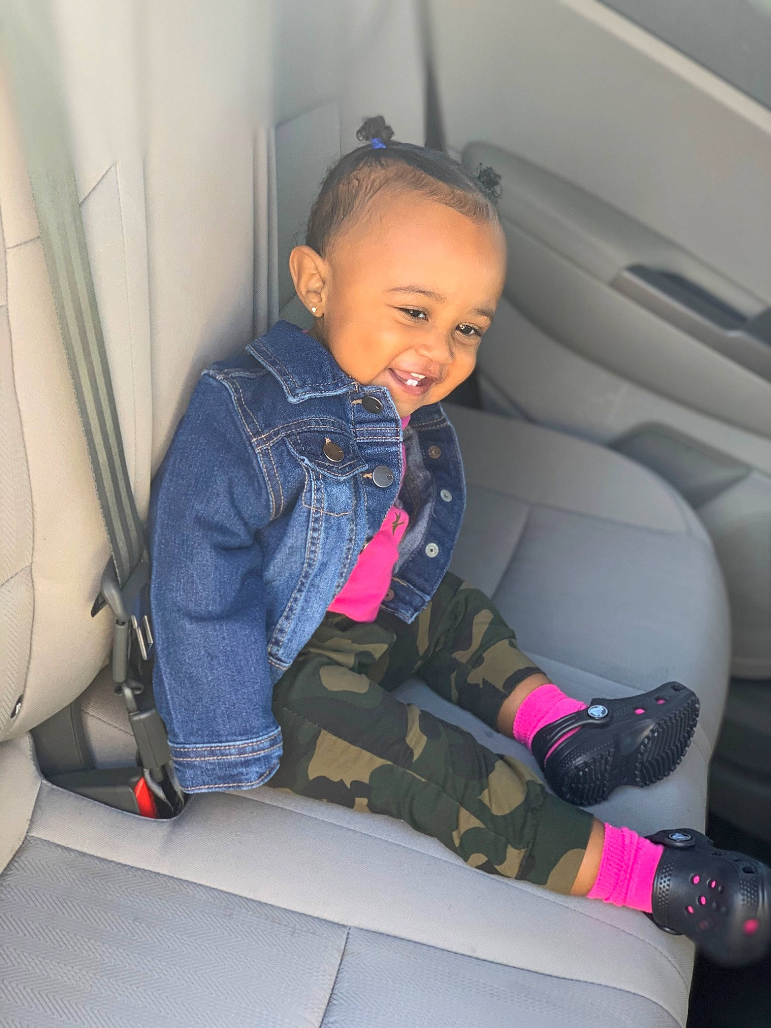 Ava is registered to the contest to win money with this photo: air_travel, airline, auto_part, automotive_design, automotive_exterior, car_seat, car_seat_cover, child, comfort, family_car, head_restraint, human_leg, jacket, joy, motor_vehicle, person, sitting, sleeve, smile, thigh
